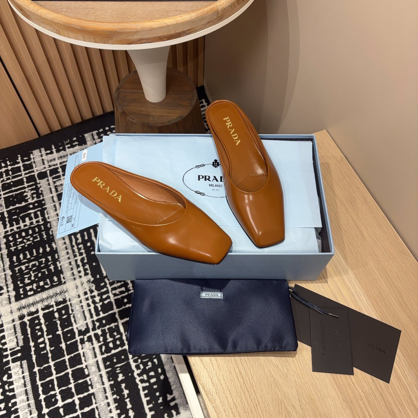 高仿Prada*1S825B方頭皮質休閒拖鞋棕色免檢版