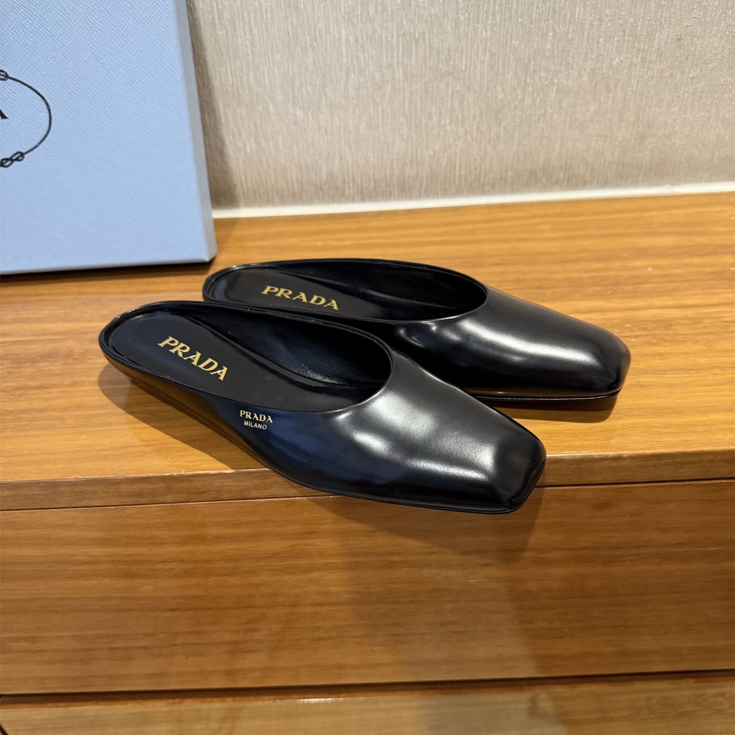 高仿Prada*1S825N方頭皮質休閒拖鞋黑色免檢版
