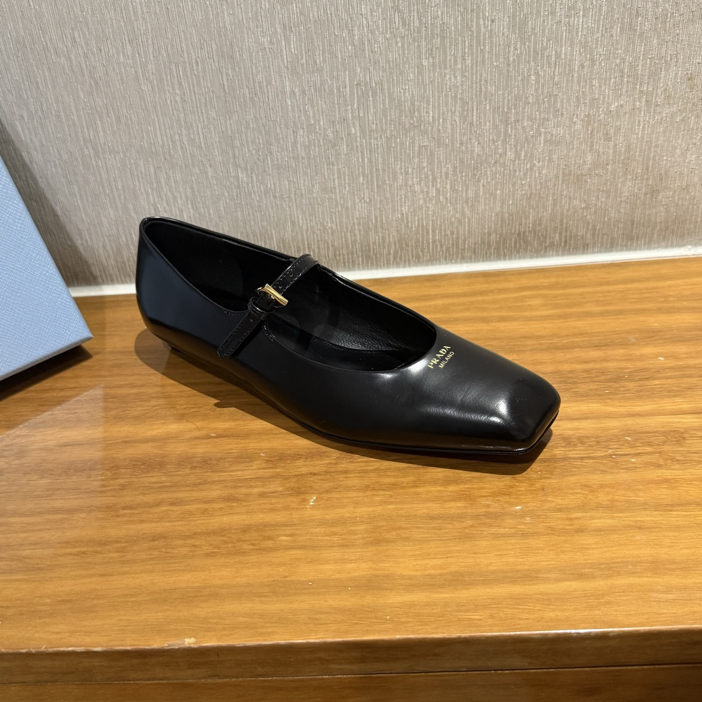 高仿Prada*1F826N方頭皮質塔扣平跟單鞋黑色免檢版