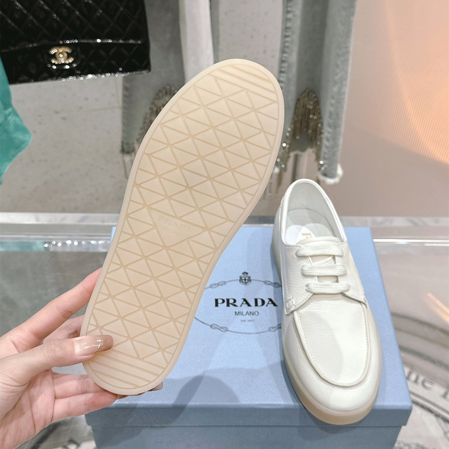 高仿Prada*2EE397B男女同款復古商務鞋白色免檢版