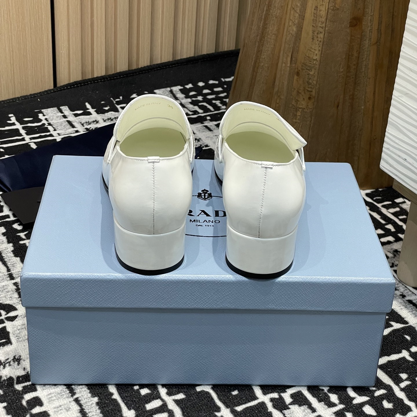 高仿Prada*1D831N方頭套腳樂福鞋3.5CM漆皮白色免檢版