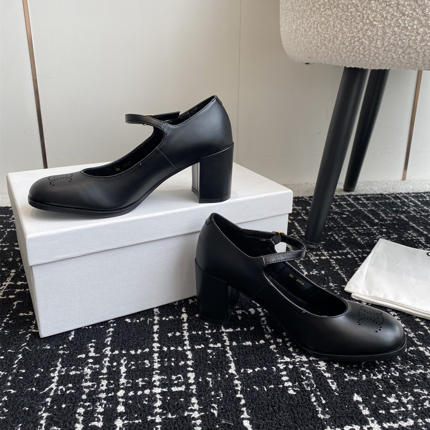 高仿Celine*360314583穿孔LOGO瑪麗珍鞋小牛皮黑色6.5CM免檢版