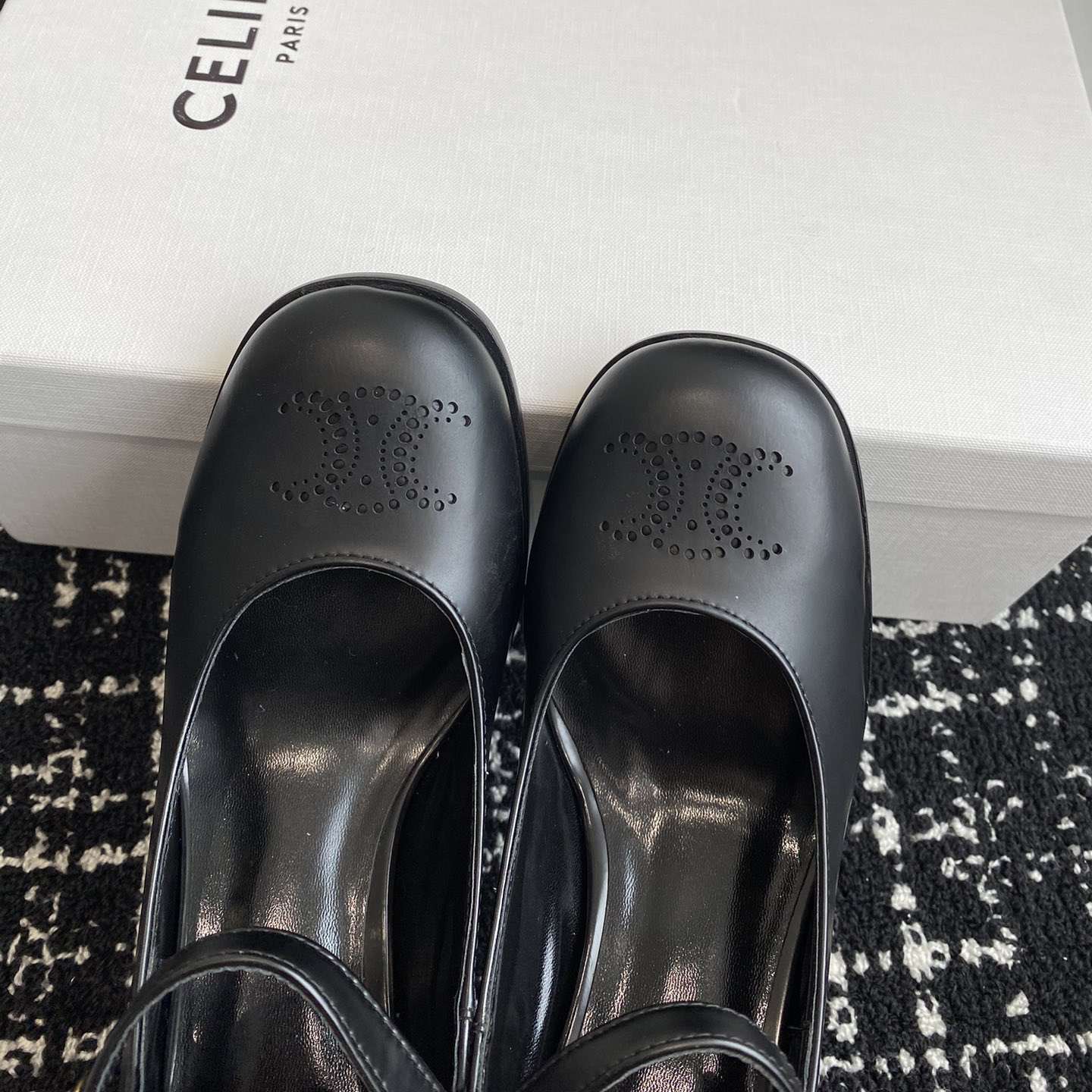 高仿Celine*360314583穿孔LOGO瑪麗珍鞋小牛皮黑色6.5CM免檢版