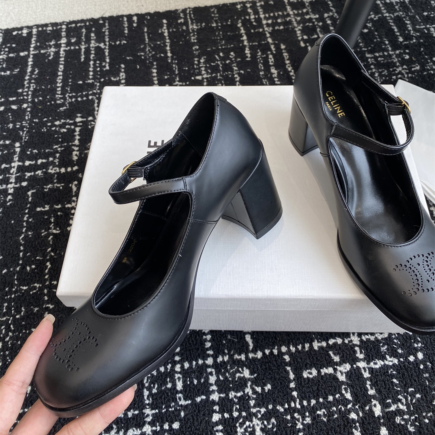 高仿Celine*360314583穿孔LOGO瑪麗珍鞋小牛皮黑色6.5CM免檢版