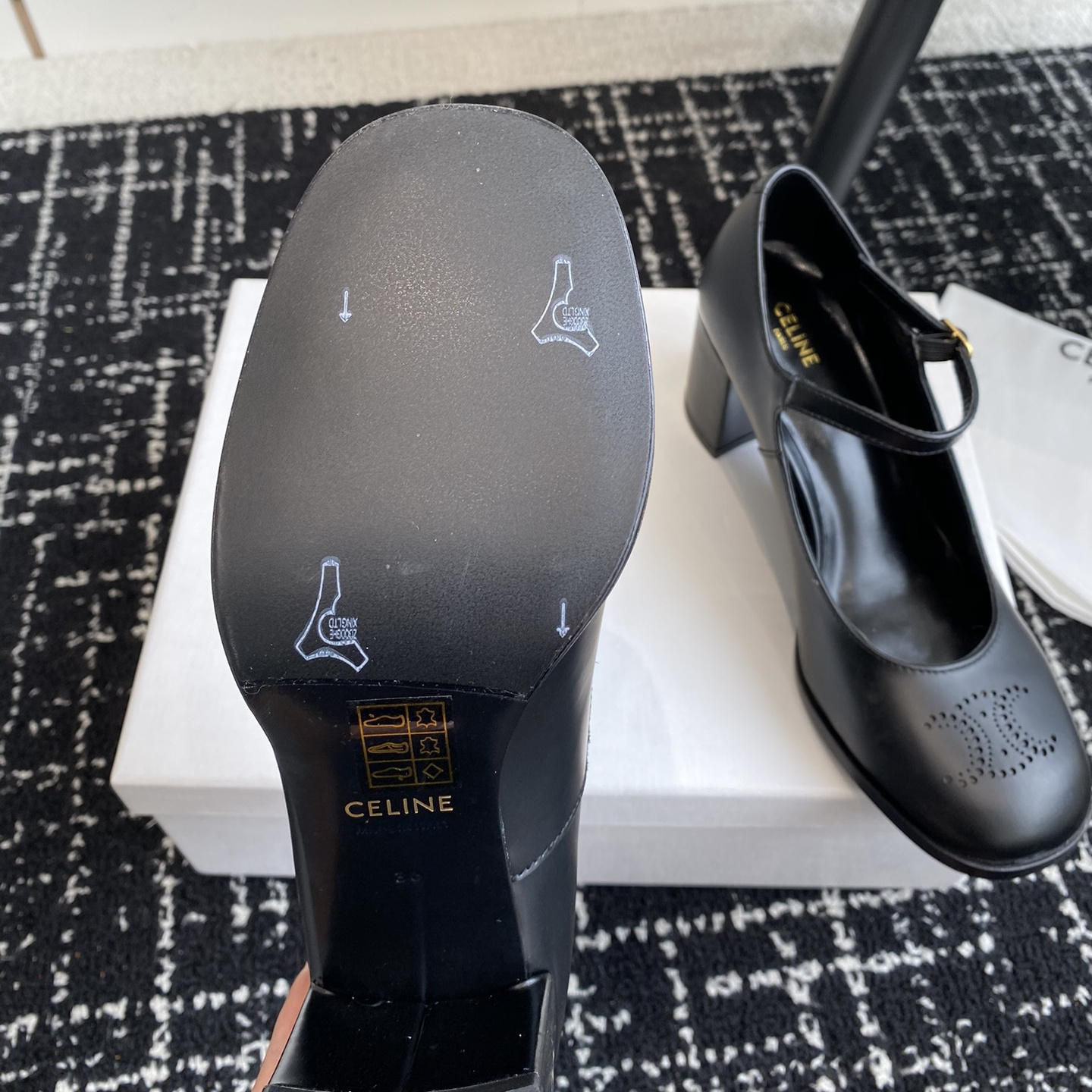 高仿Celine*360314583穿孔LOGO瑪麗珍鞋小牛皮黑色6.5CM免檢版