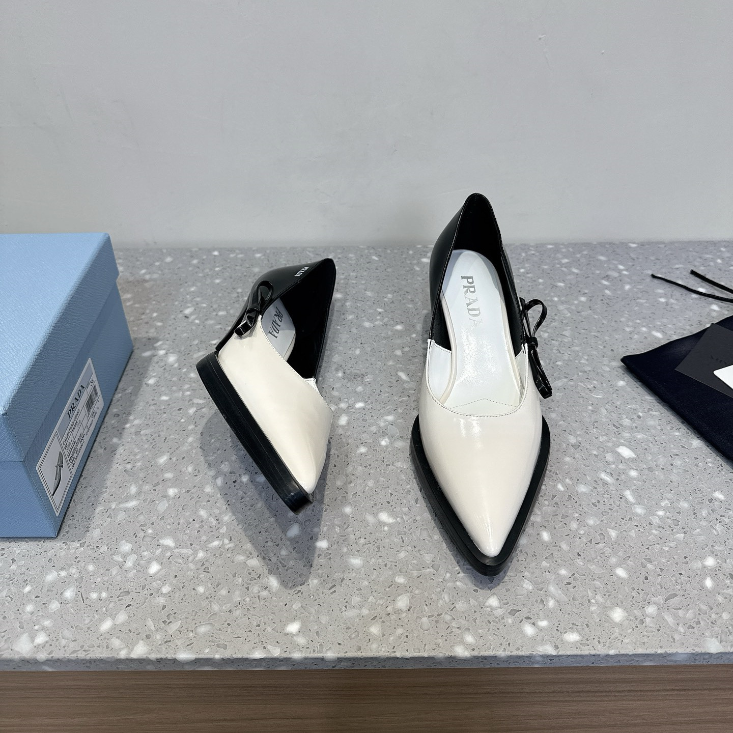 高仿Prada*1I751B尖頭錐形跟高踭鞋5.5CM白黑色免檢版