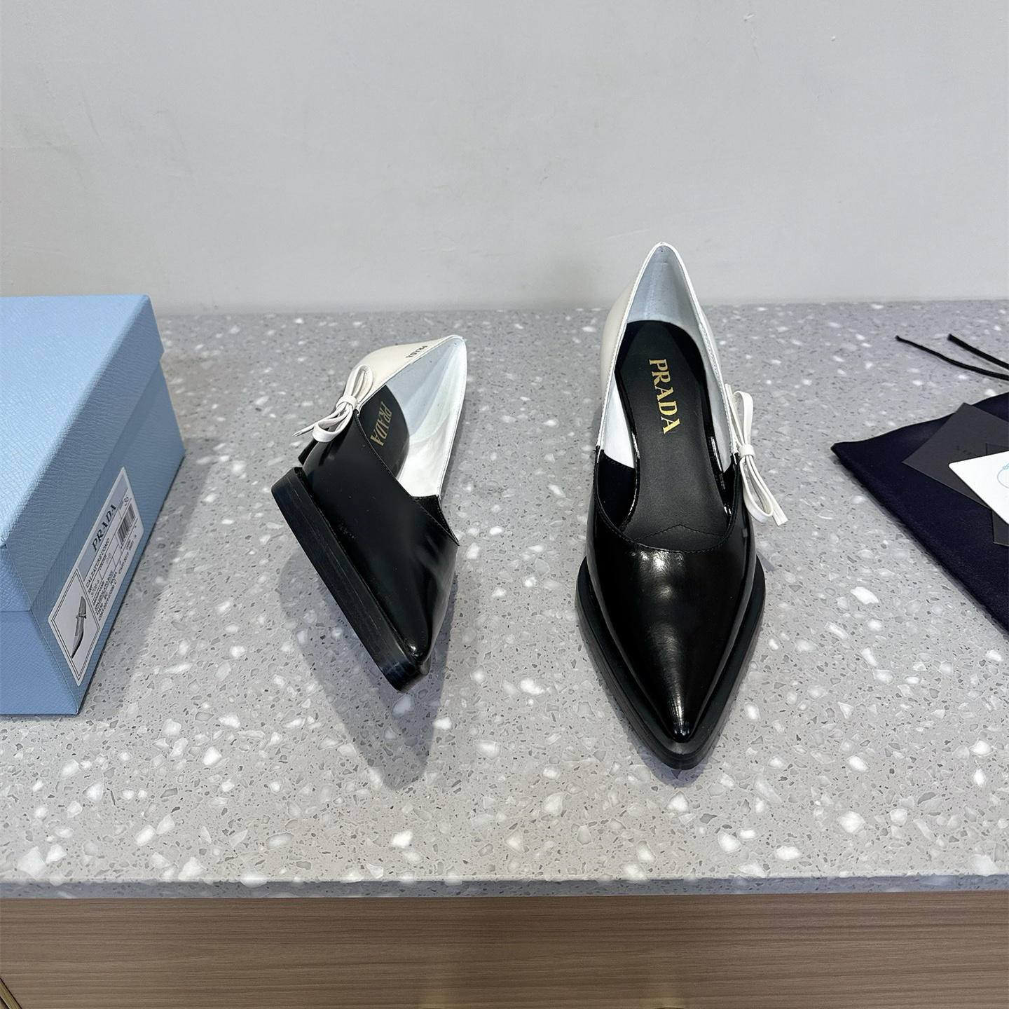 高仿Prada*1I751A尖頭錐形跟高踭鞋5.5CM黑白色免檢版