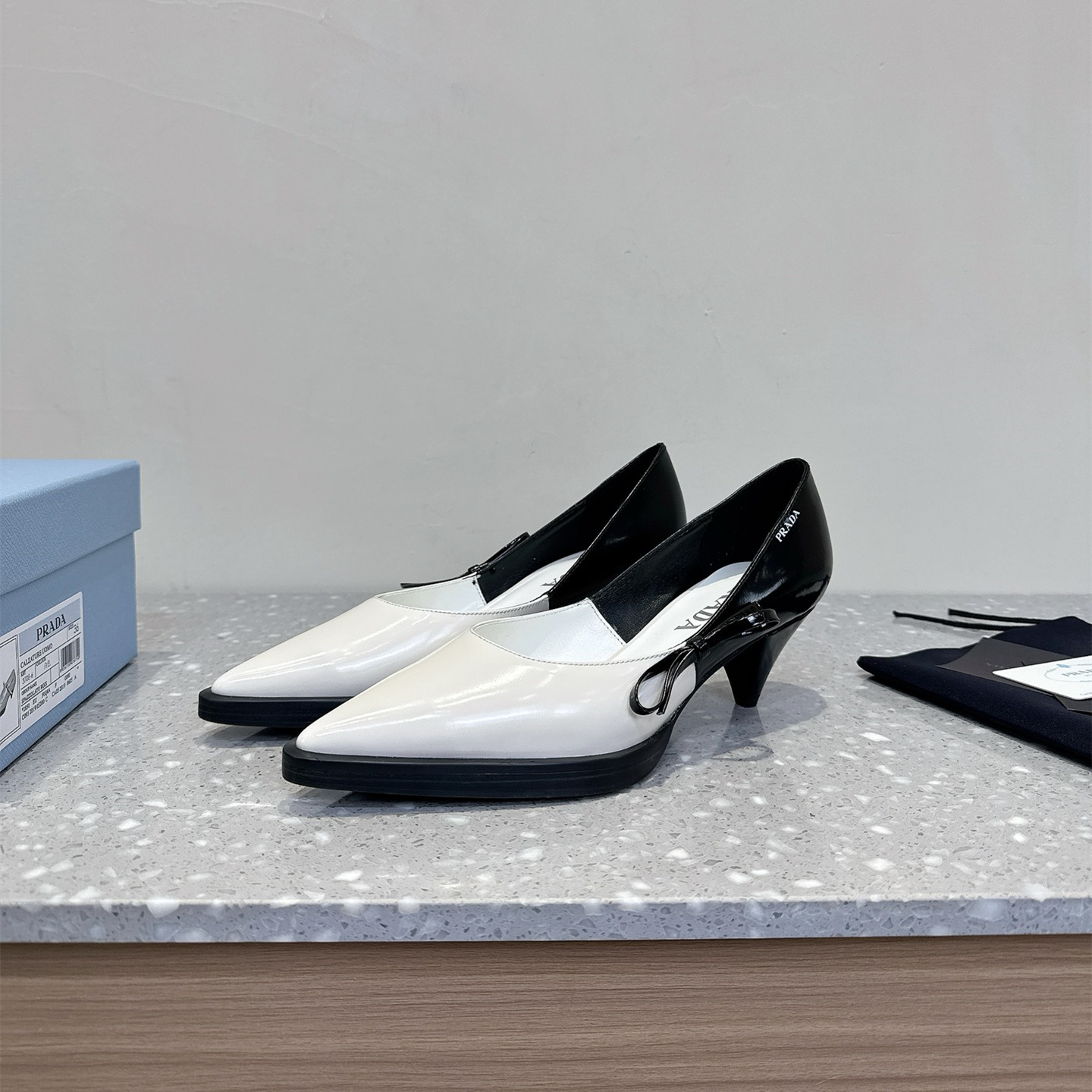 高仿Prada*1I751B尖頭錐形跟高踭鞋5.5CM白黑色免檢版