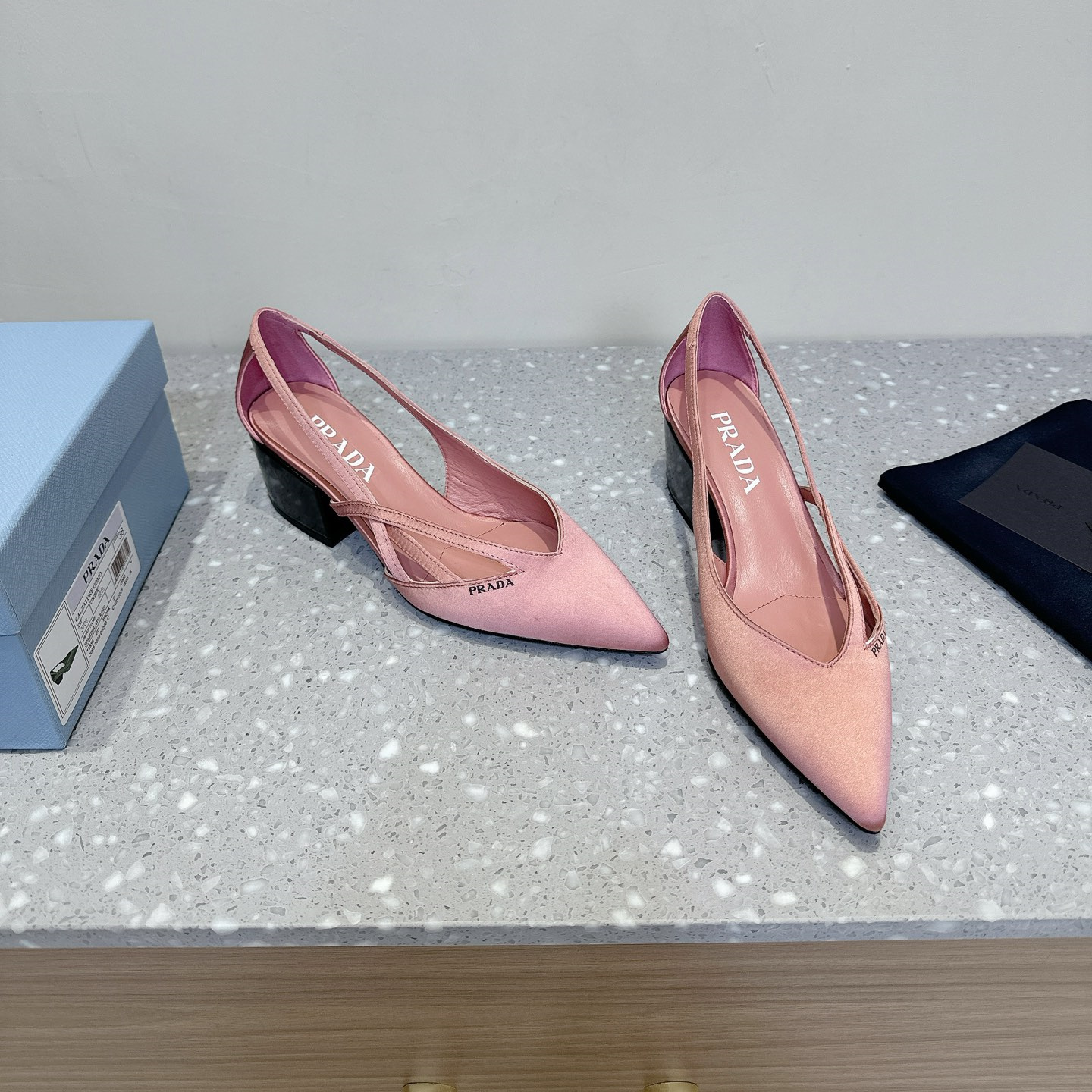 高仿Prada*1I747A尖頭粗跟高踭鞋5.5CM緞面粉色免檢版