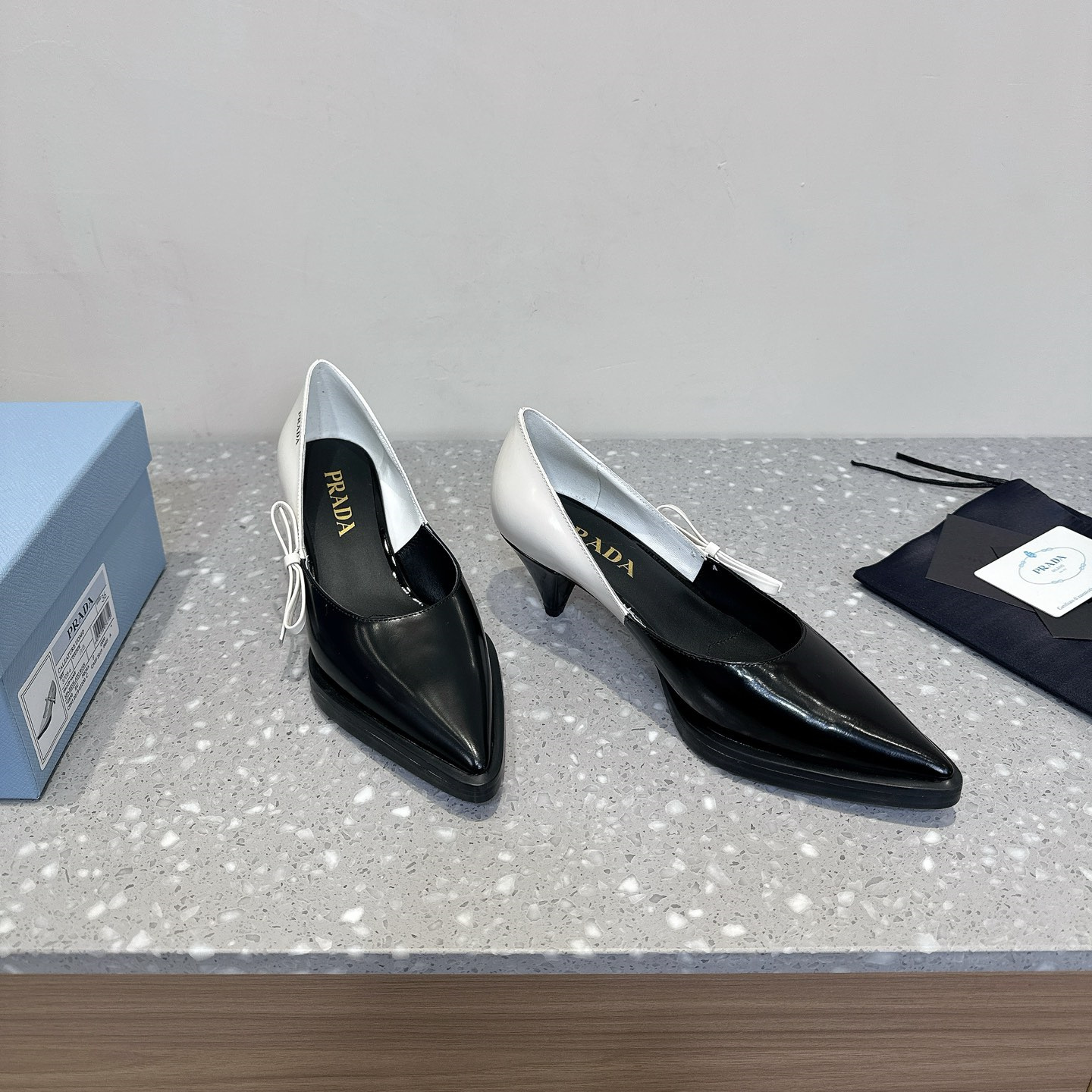 高仿Prada*1I751A尖頭錐形跟高踭鞋5.5CM黑白色免檢版