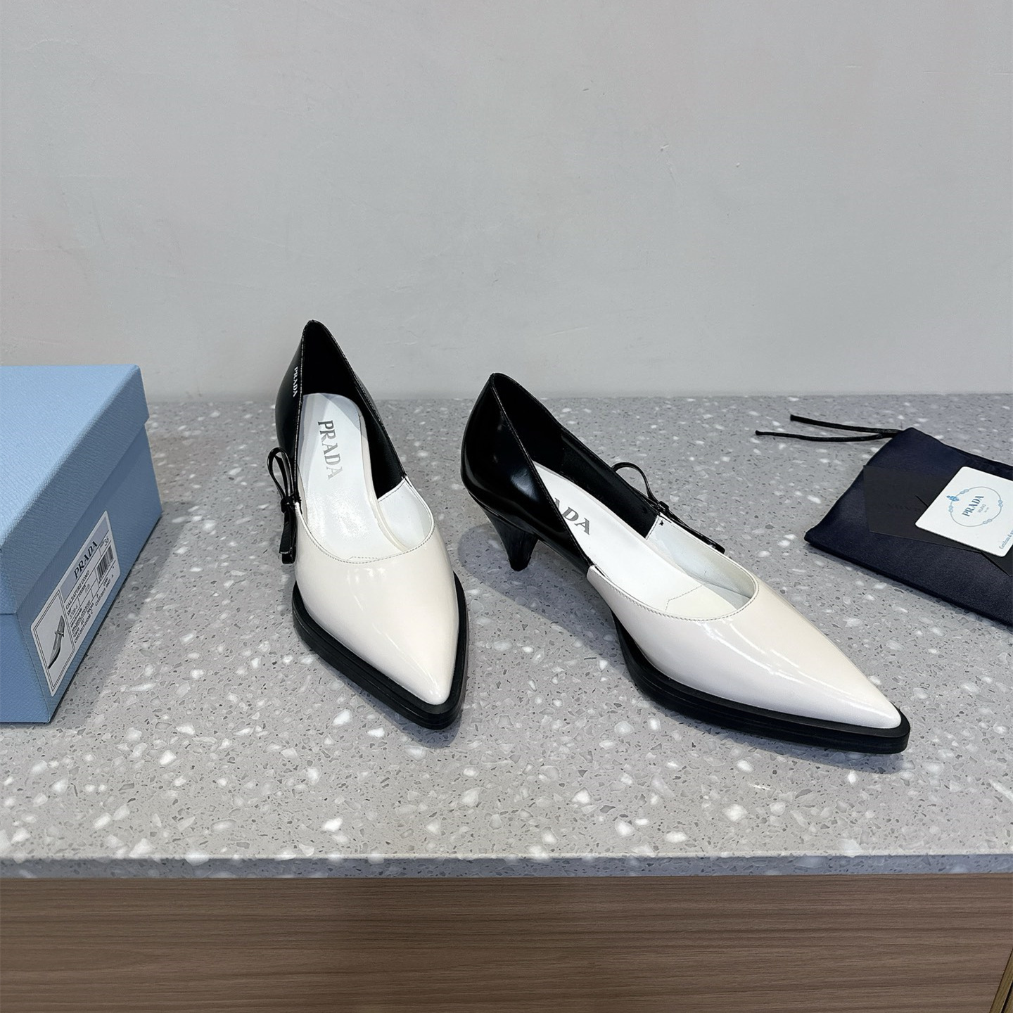 高仿Prada*1I751B尖頭錐形跟高踭鞋5.5CM白黑色免檢版