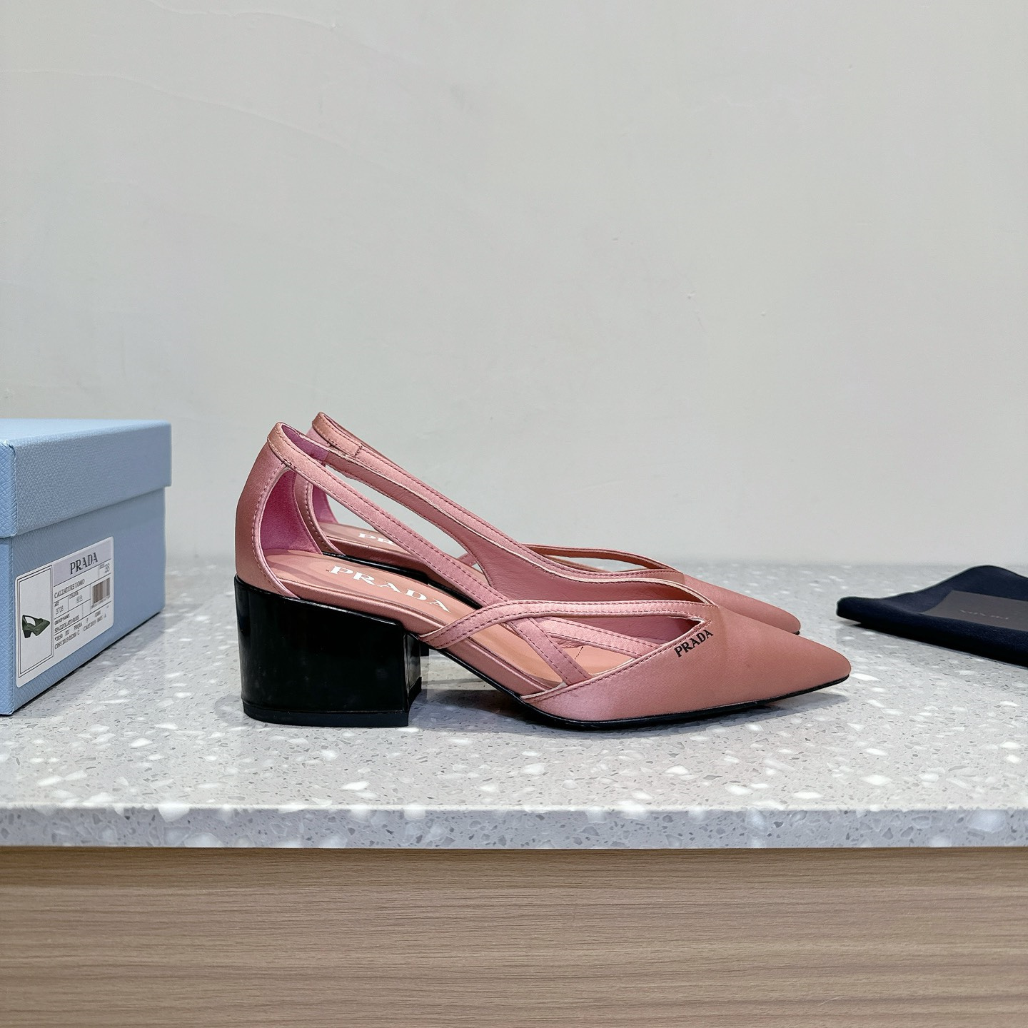 高仿Prada*1I747A尖頭粗跟高踭鞋5.5CM緞面粉色免檢版