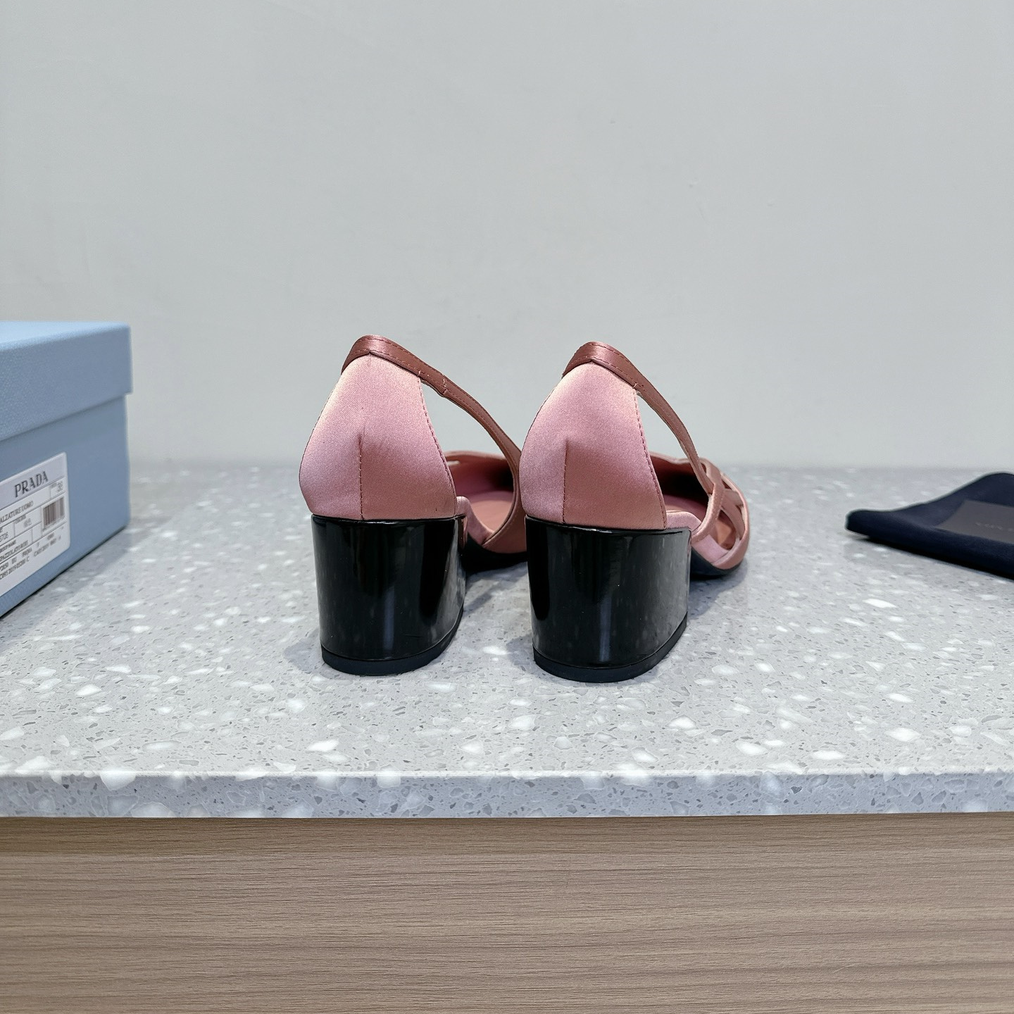 高仿Prada*1I747A尖頭粗跟高踭鞋5.5CM緞面粉色免檢版