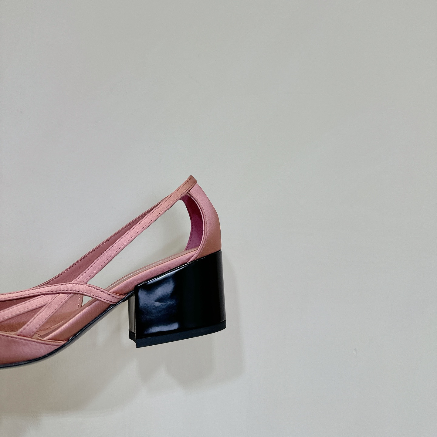 高仿Prada*1I747A尖頭粗跟高踭鞋5.5CM緞面粉色免檢版