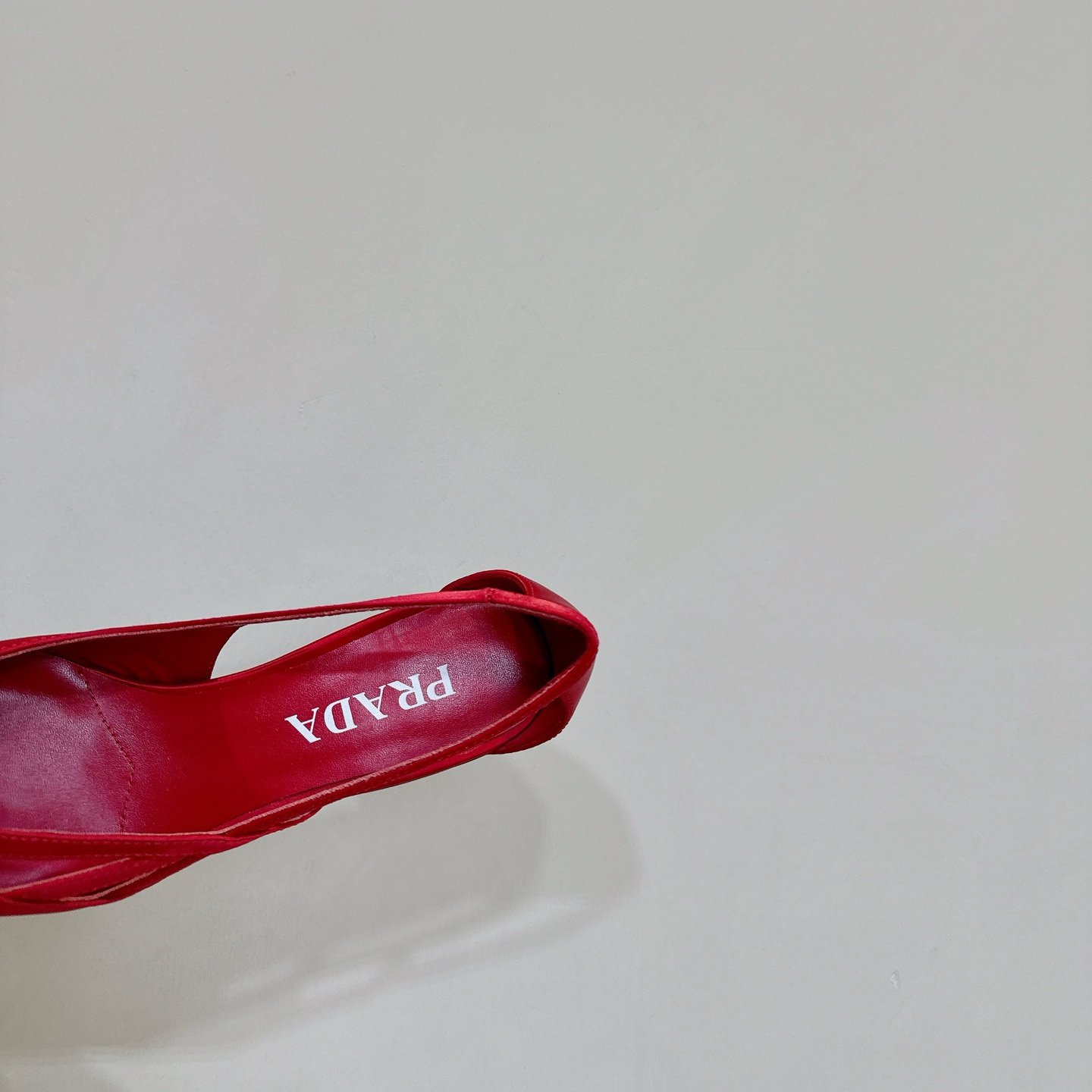 高仿Prada*1I747C尖頭粗跟高踭鞋5.5CM緞面紅色免檢版
