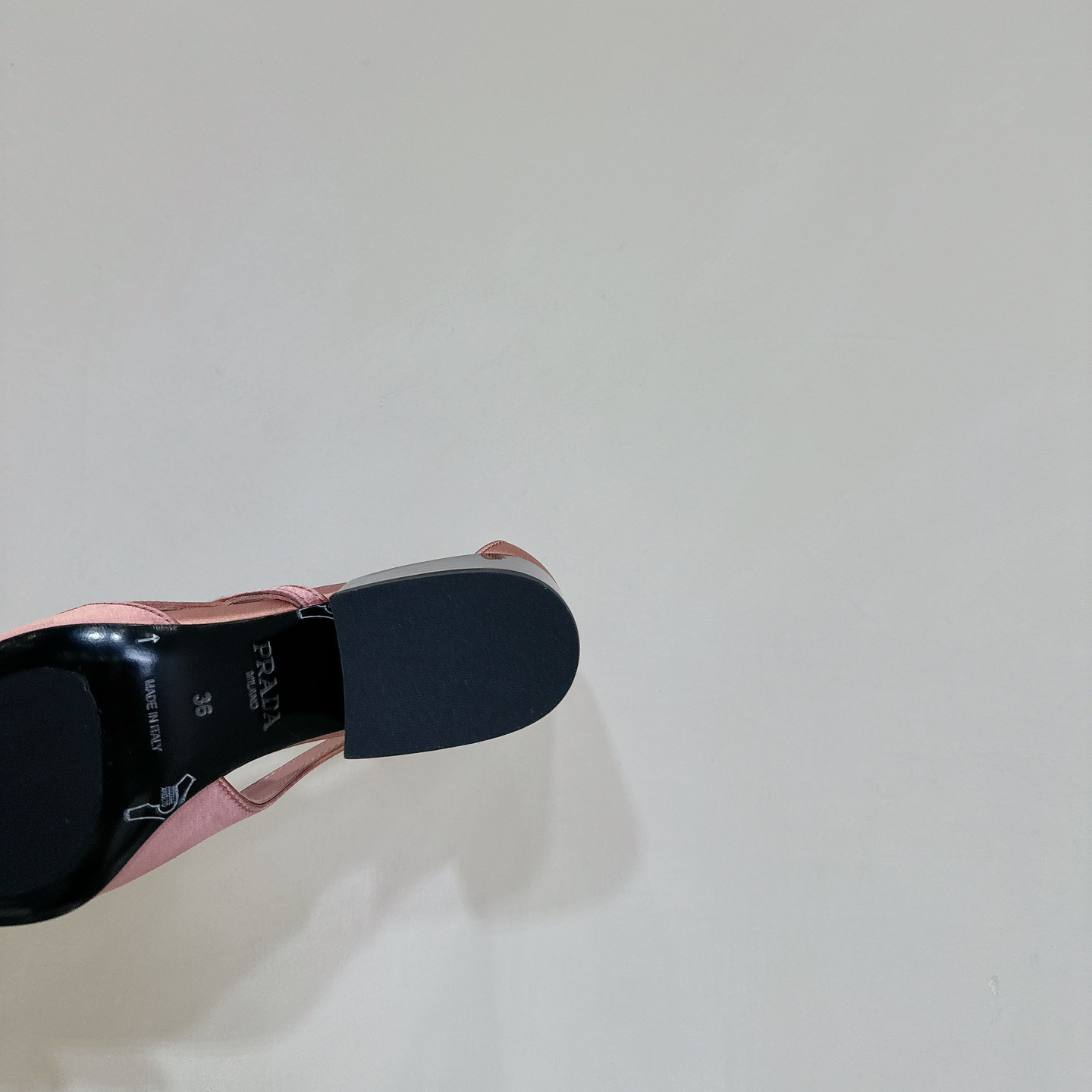 高仿Prada*1I747A尖頭粗跟高踭鞋5.5CM緞面粉色免檢版