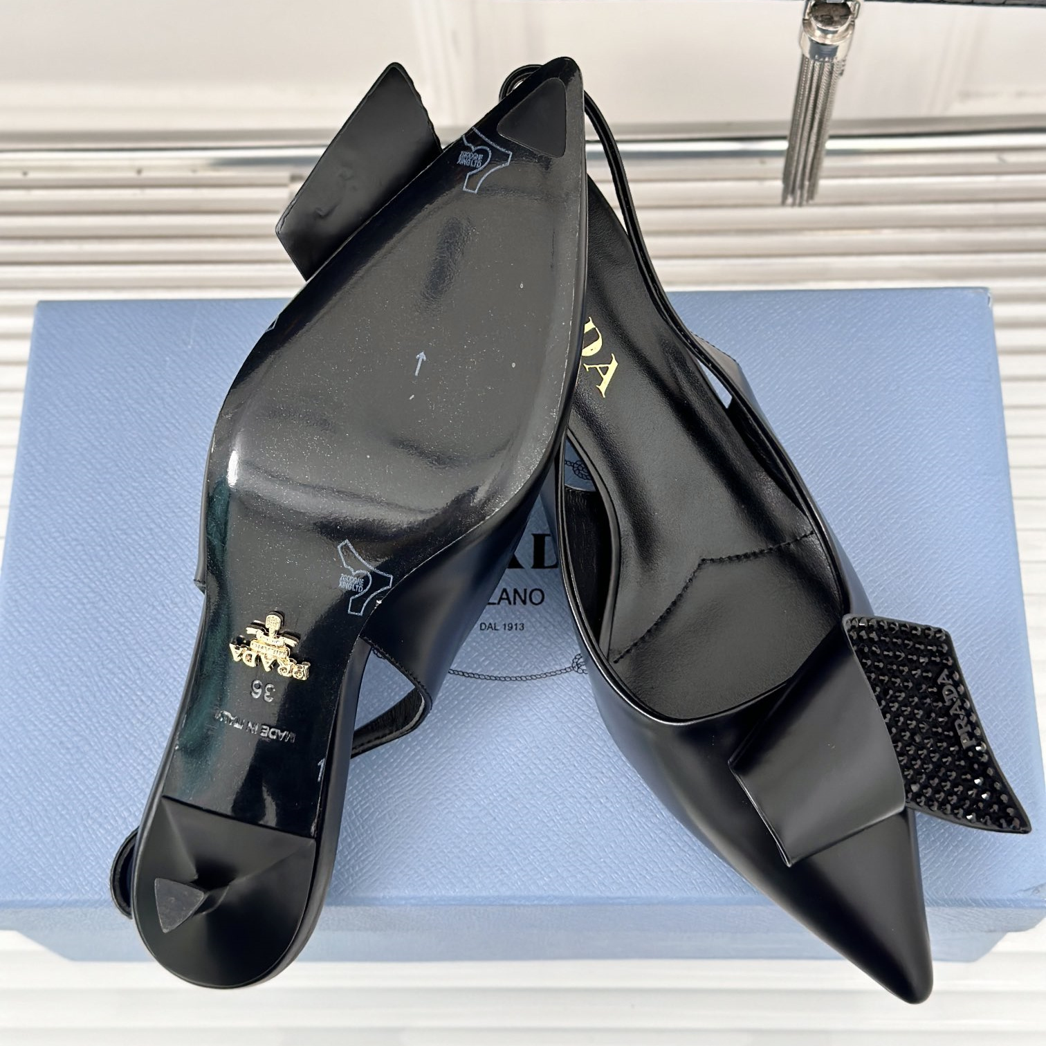 高仿Prada*1I345M水鑽蝴蝶結高踭鞋小牛皮黑色5.5CM免檢版