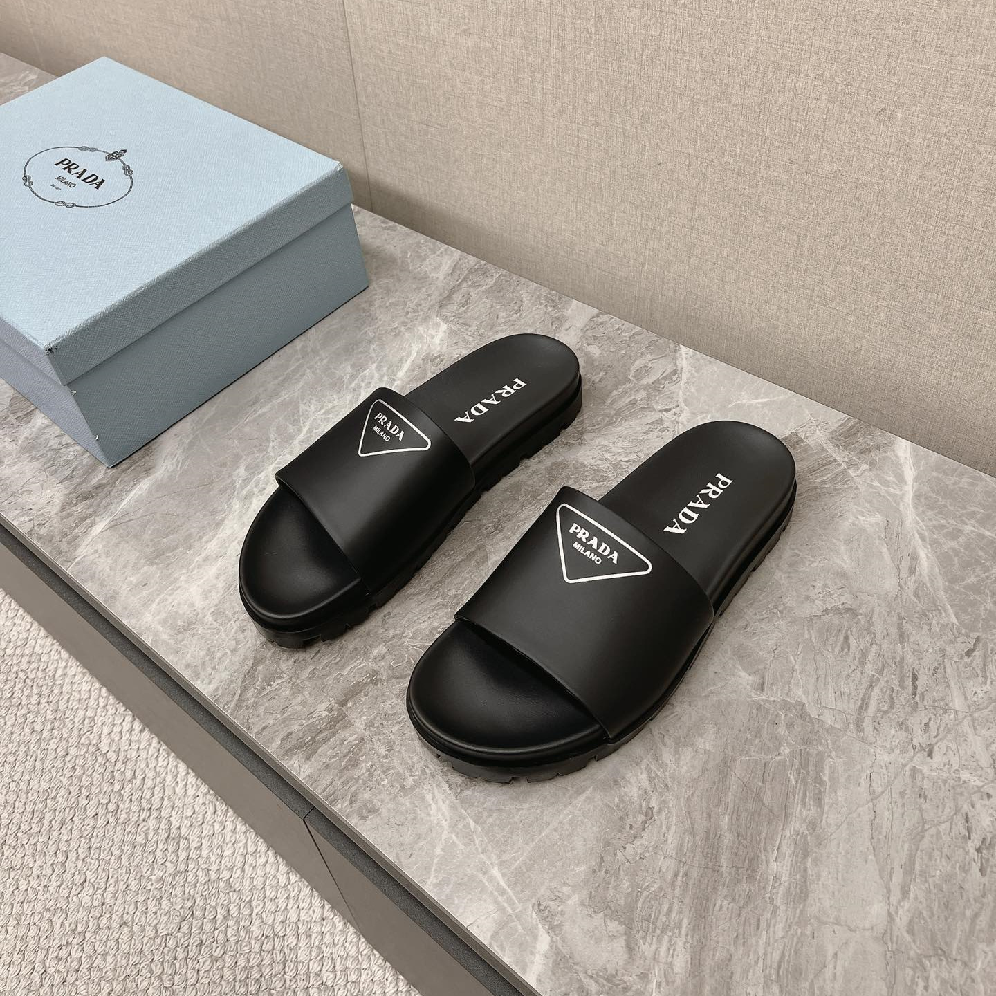 高仿Prada*1XX582N男女同款拖鞋塗層字母黑色免檢版