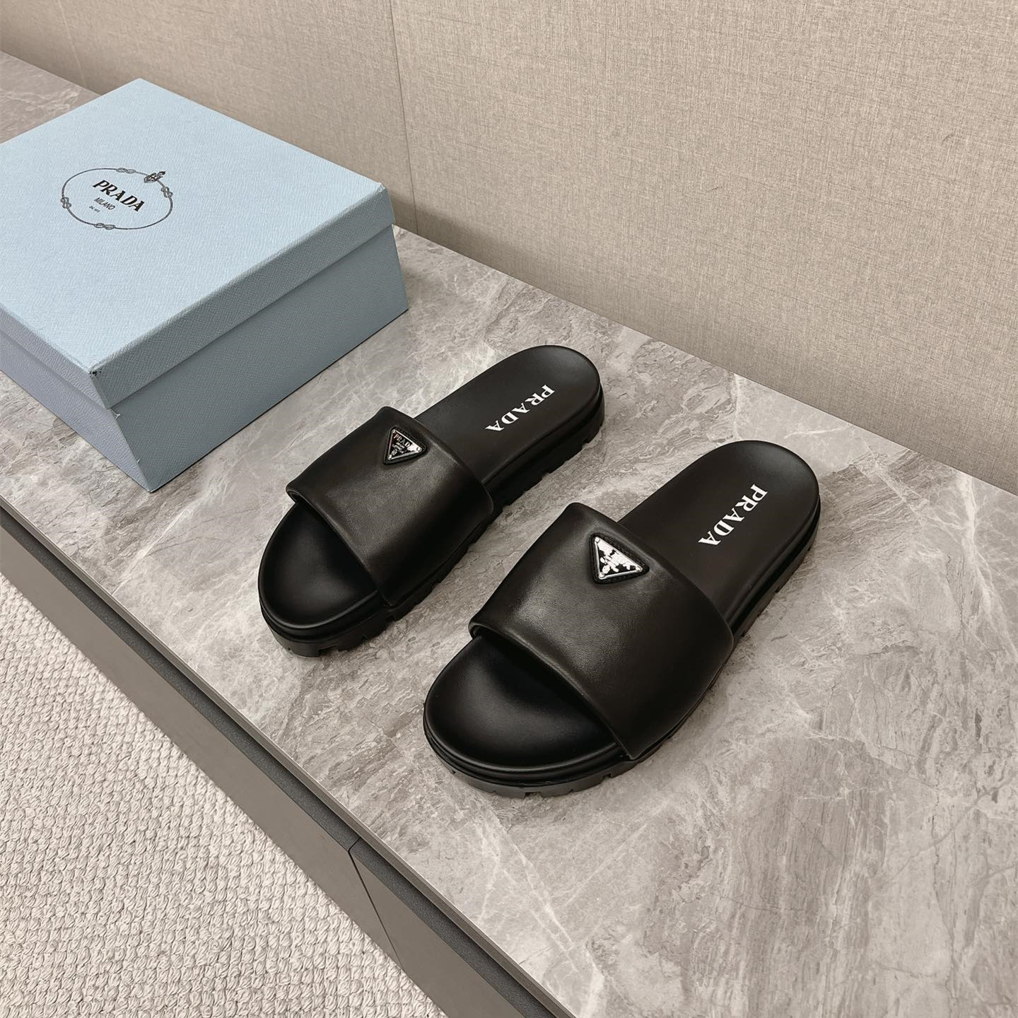 高仿Prada*2X3099N男女同款拖鞋徽標黑色免檢版