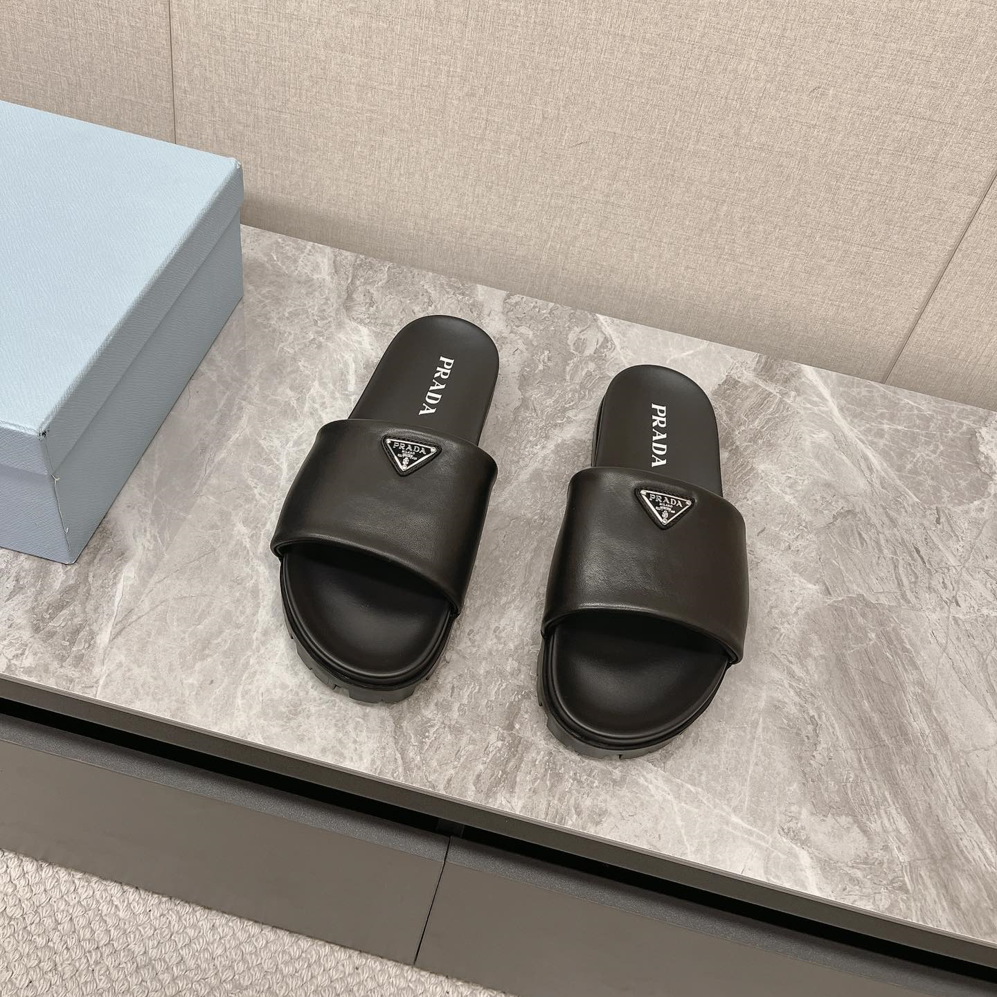 高仿Prada*2X3099N男女同款拖鞋徽標黑色免檢版