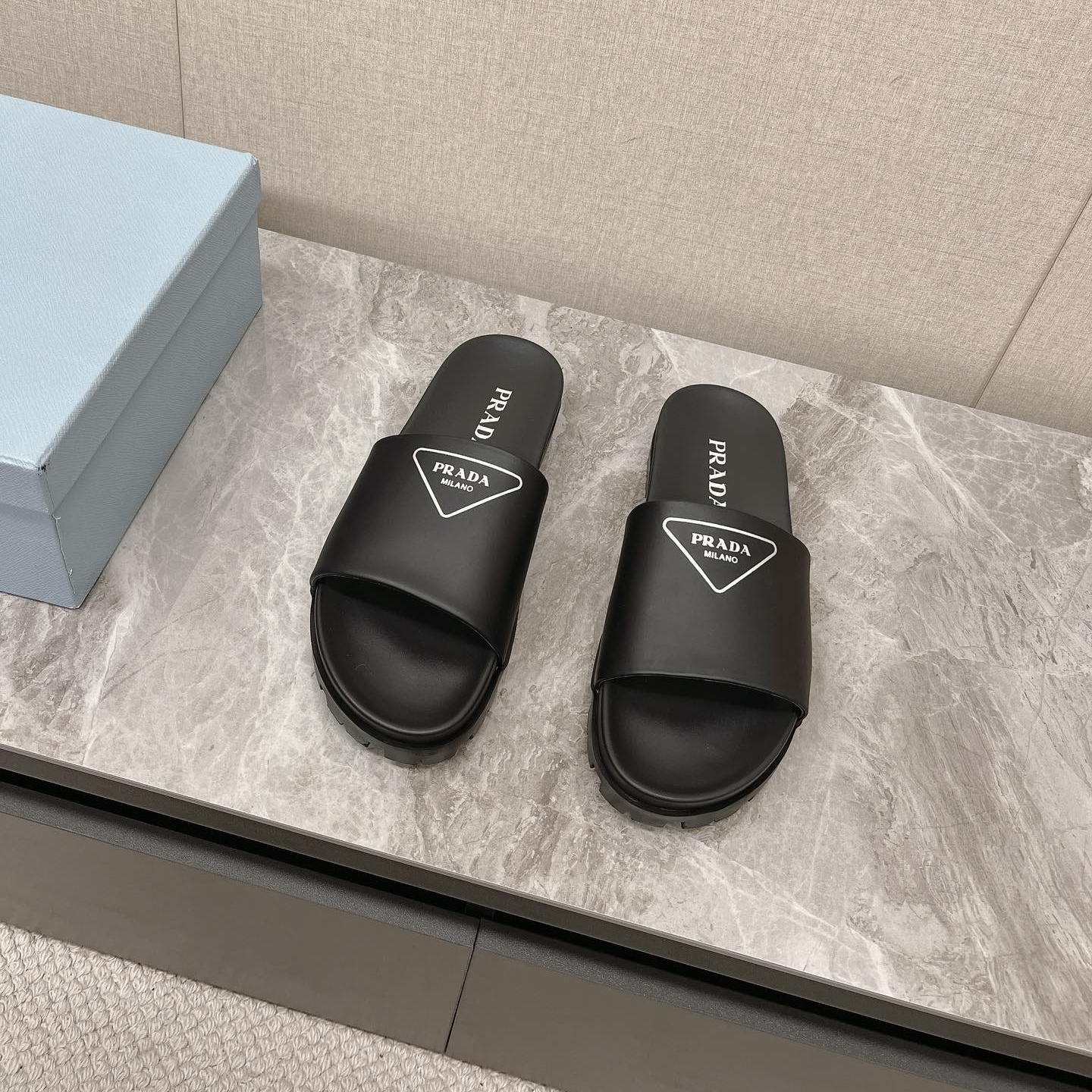高仿Prada*1XX582N男女同款拖鞋塗層字母黑色免檢版