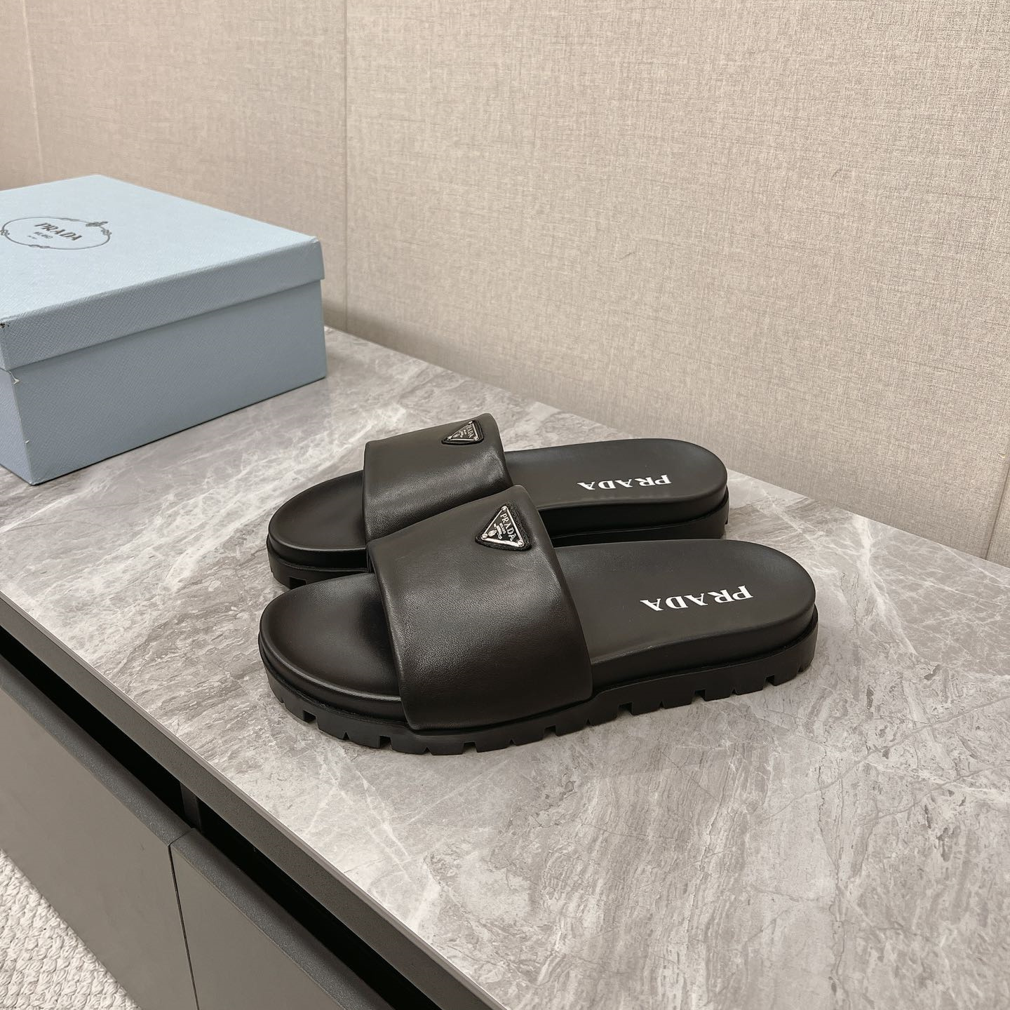 高仿Prada*2X3099N男女同款拖鞋徽標黑色免檢版