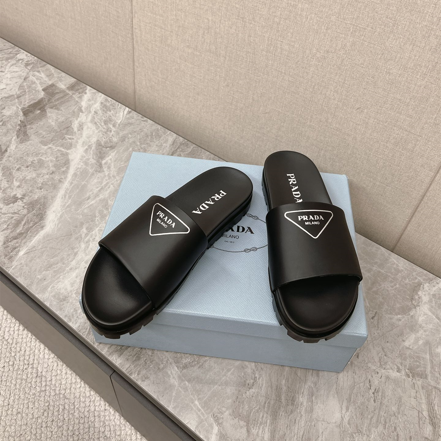 高仿Prada*1XX582N男女同款拖鞋塗層字母黑色免檢版