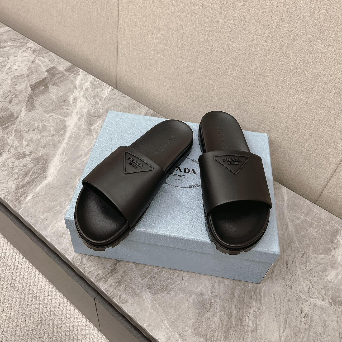 高仿Prada*2X3085N男女同款拖鞋立體字母黑色免檢版