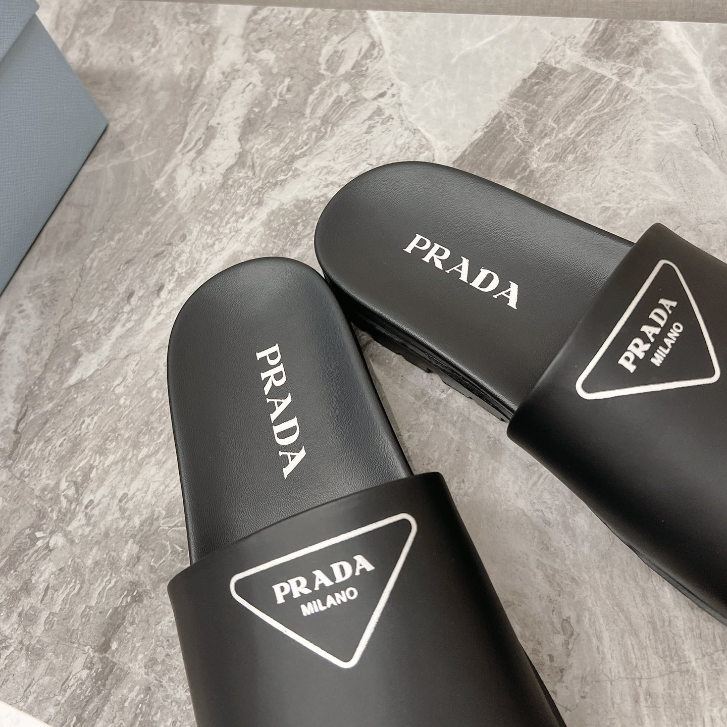 高仿Prada*1XX582N男女同款拖鞋塗層字母黑色免檢版