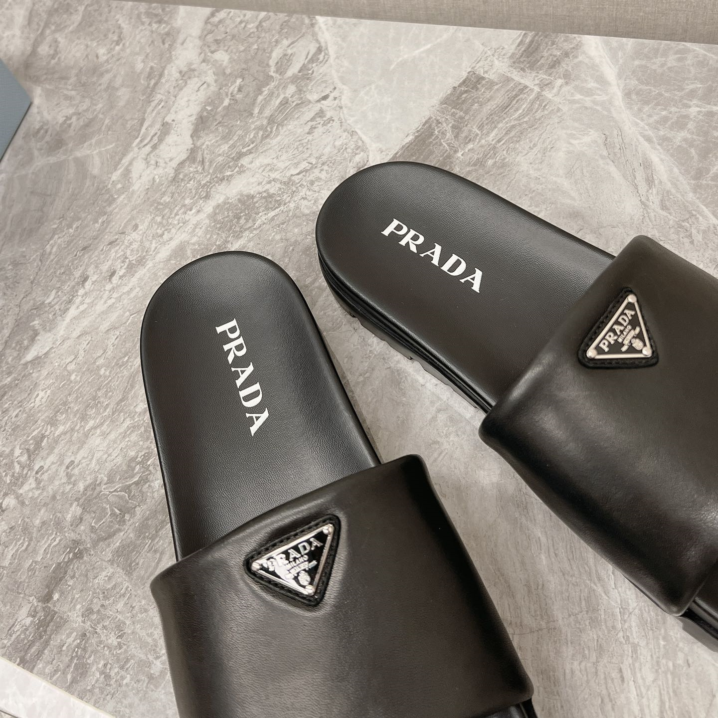 高仿Prada*2X3099N男女同款拖鞋徽標黑色免檢版