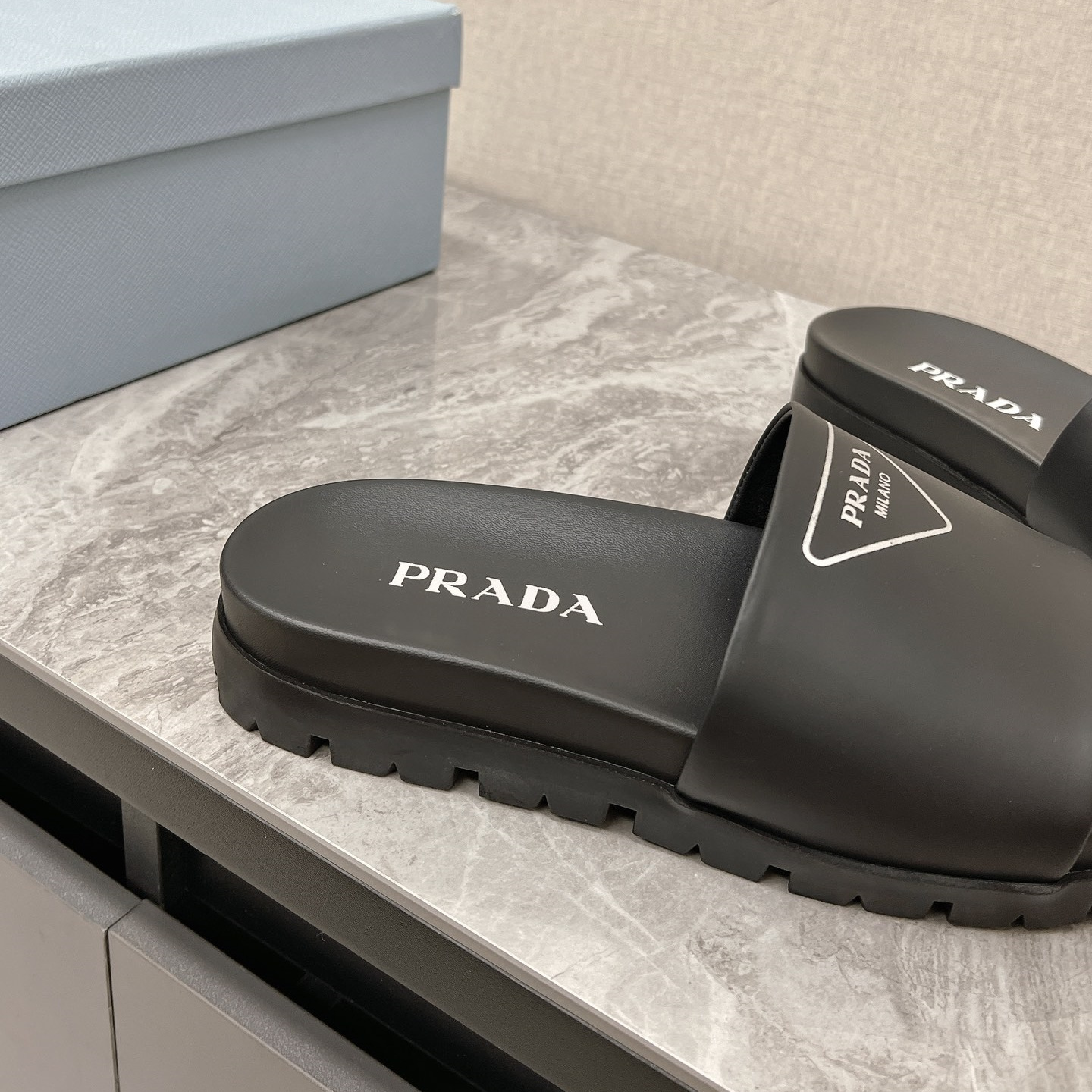 高仿Prada*1XX582N男女同款拖鞋塗層字母黑色免檢版