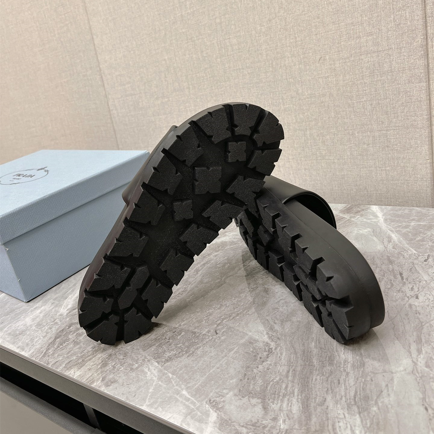 高仿Prada*1XX582N男女同款拖鞋塗層字母黑色免檢版