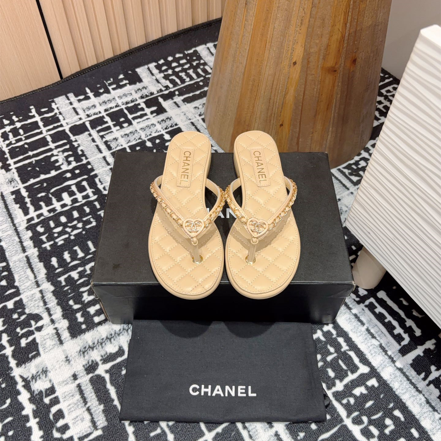 高仿Chanel*25C系列G46405B小羊皮防滑人字拖米黃免檢版