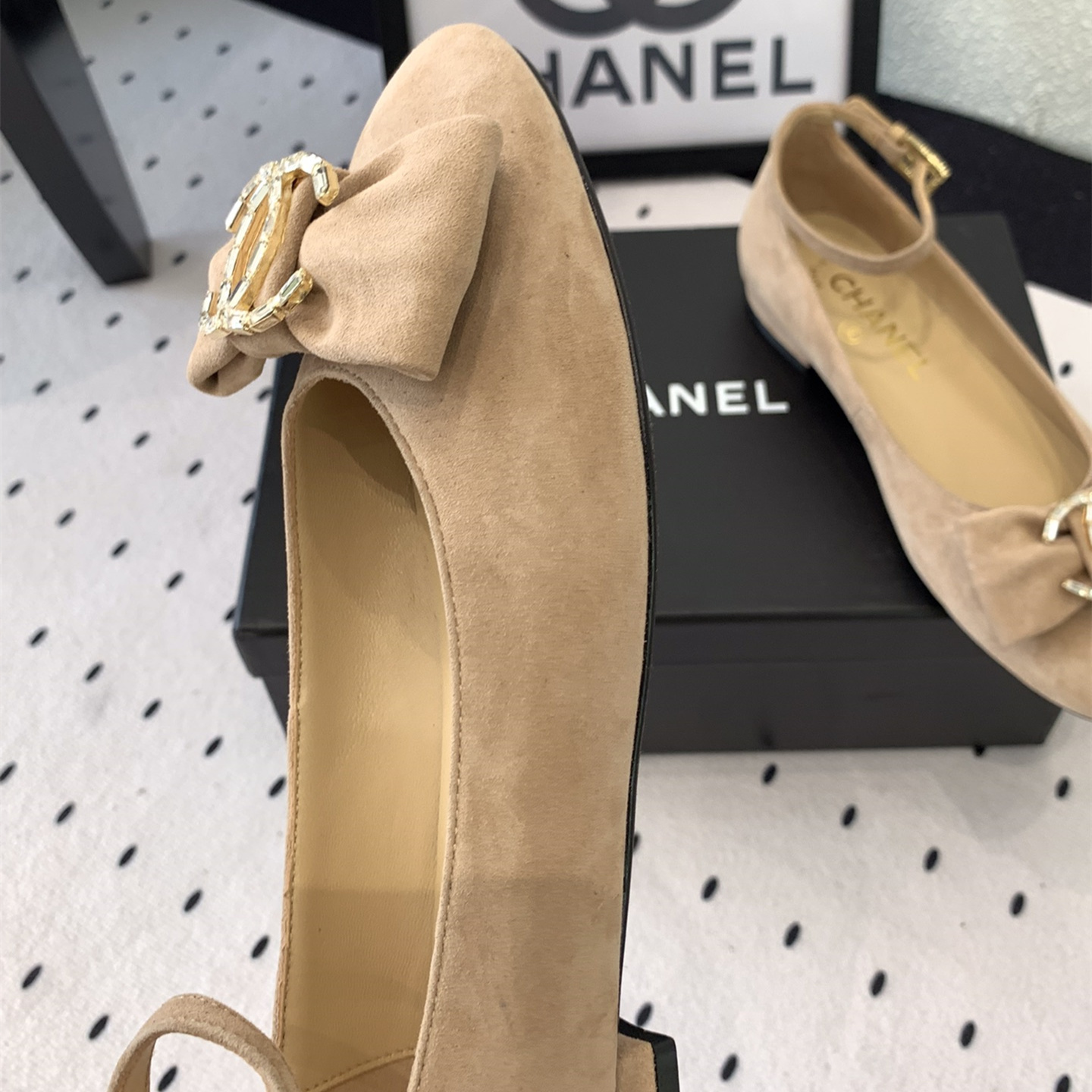 高仿Chanel*24K系列G46022C絲絨塔扣瑪麗珍鞋卡其免檢版
