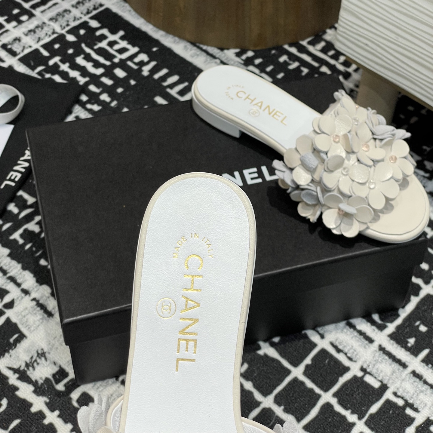 高仿Chanel*25P系列G46231A小羊皮花瓣拖鞋白色1CM免檢版