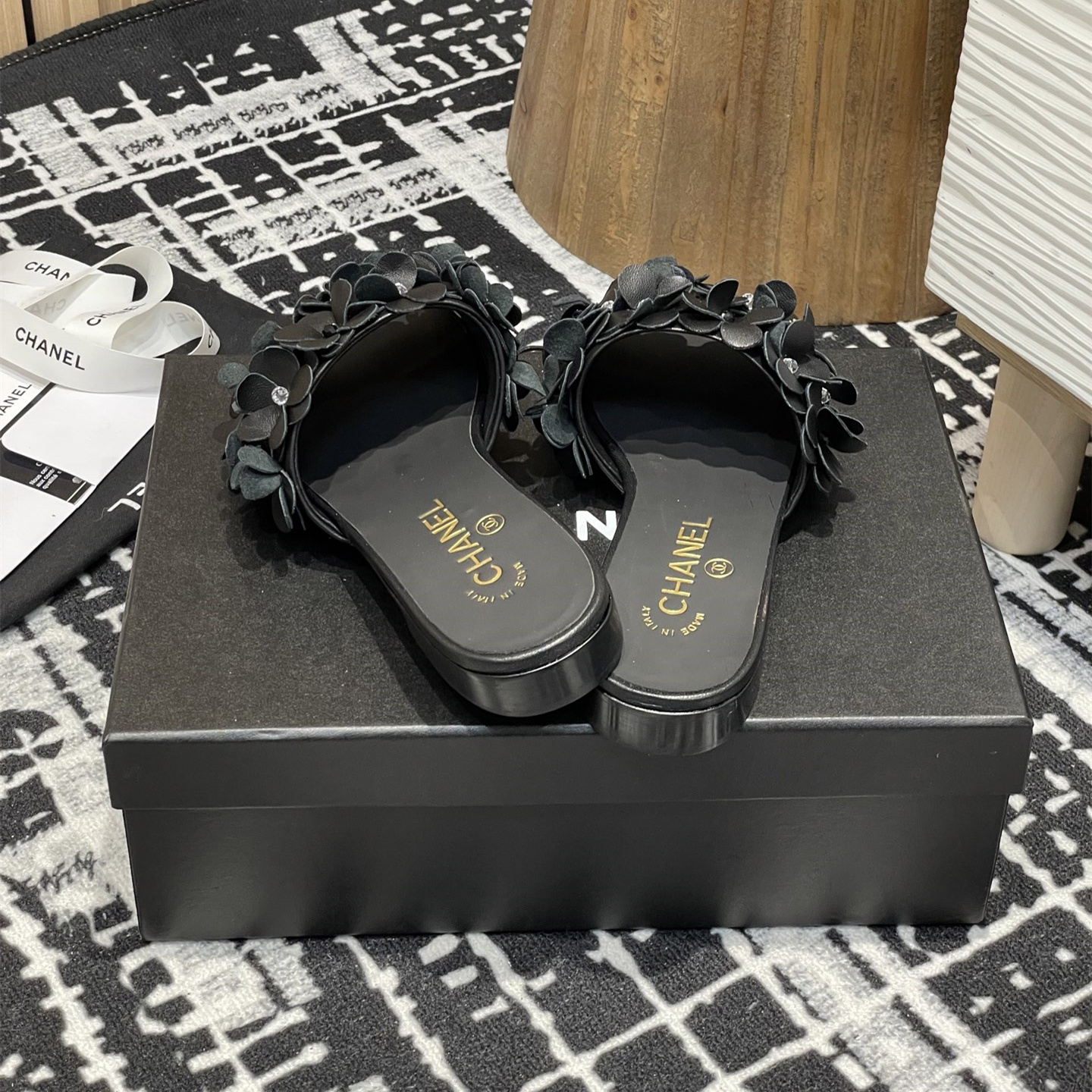 高仿Chanel*25P系列G46231A小羊皮花瓣拖鞋黑色1CM免檢版