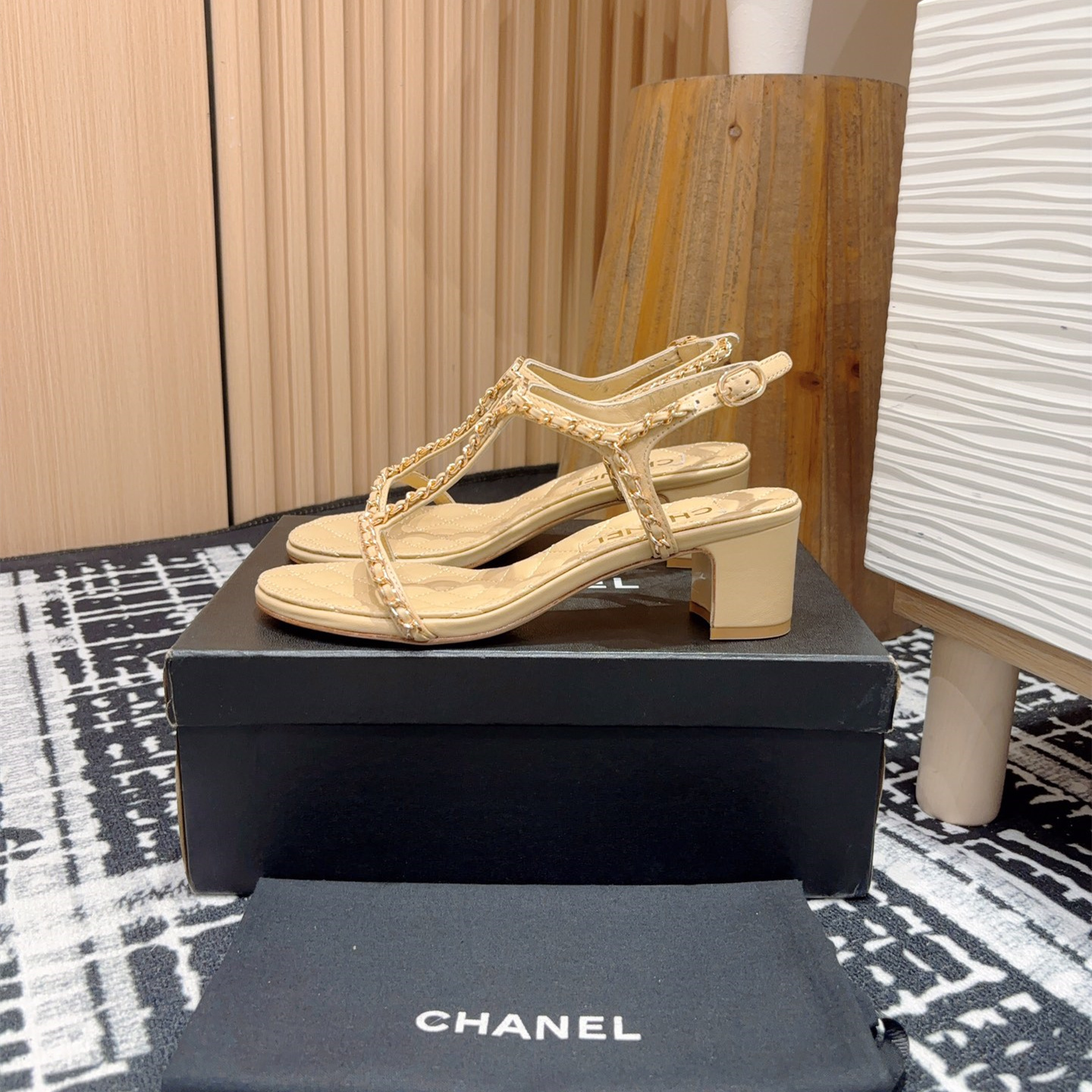 高仿Chanel*25C系列G36122B小羊皮中踭涼鞋米黃5CM免檢版