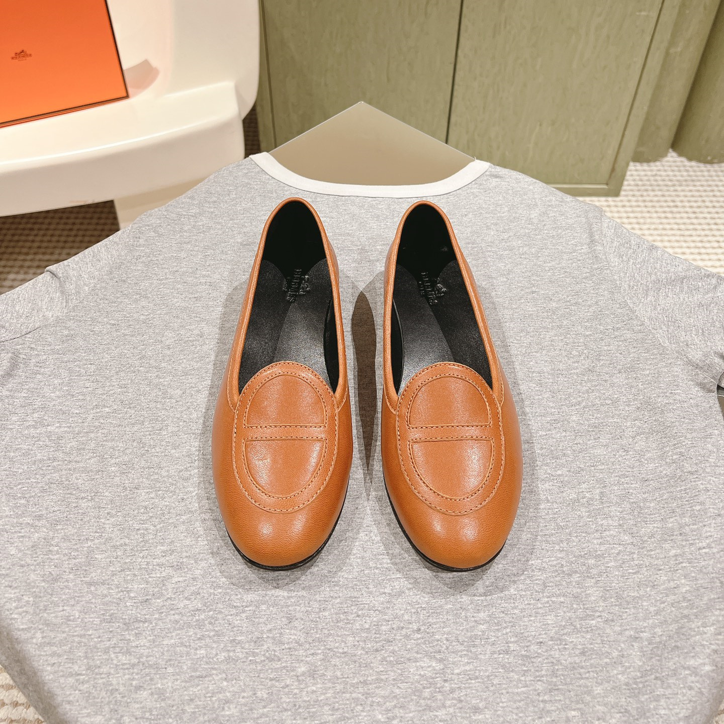 高仿Hermes*H242060Z1W山羊皮套腳單鞋棕色免檢版
