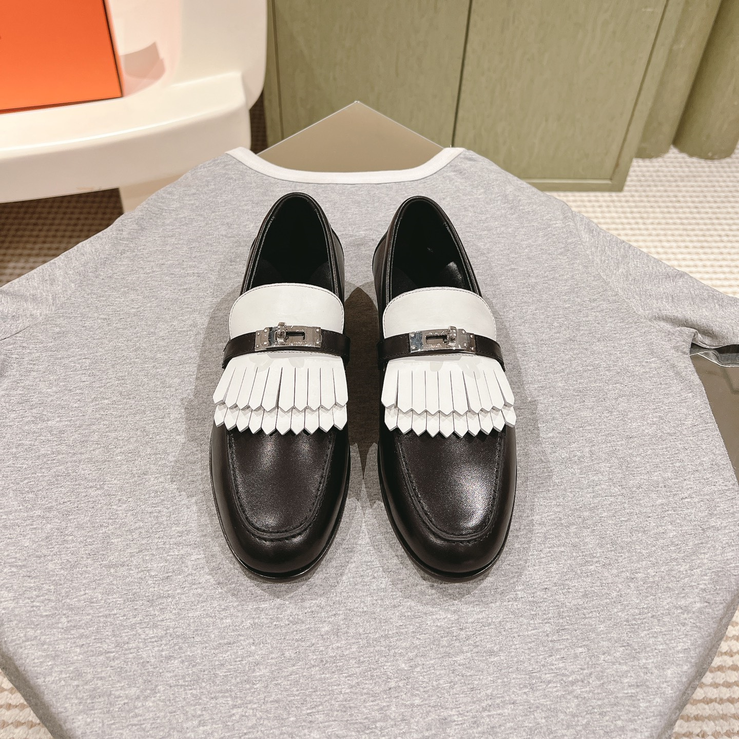 高仿Hermes*H241008Z03小牛皮樂福鞋黑白拼色免檢版