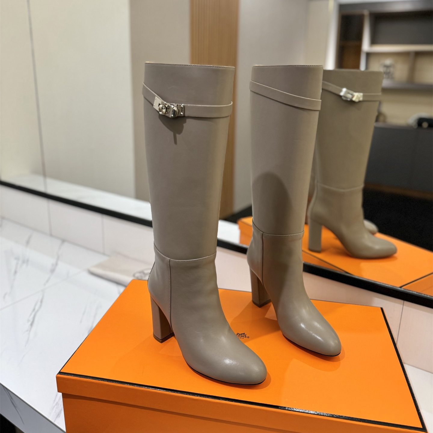 高仿Hermes*H192179ZE5小牛皮高筒靴沙色8.5CM免檢版
