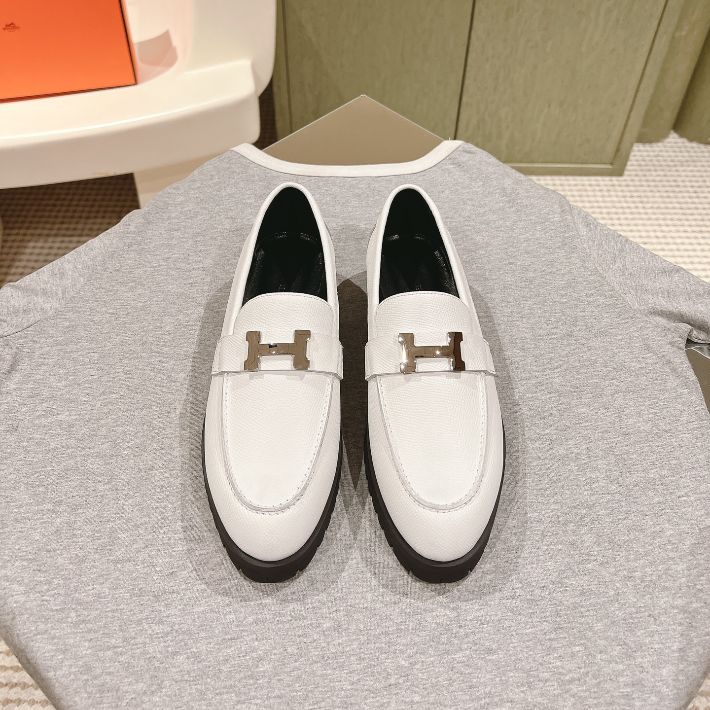 高仿Hermes*H241019Z90小牛皮樂福鞋白色免檢版