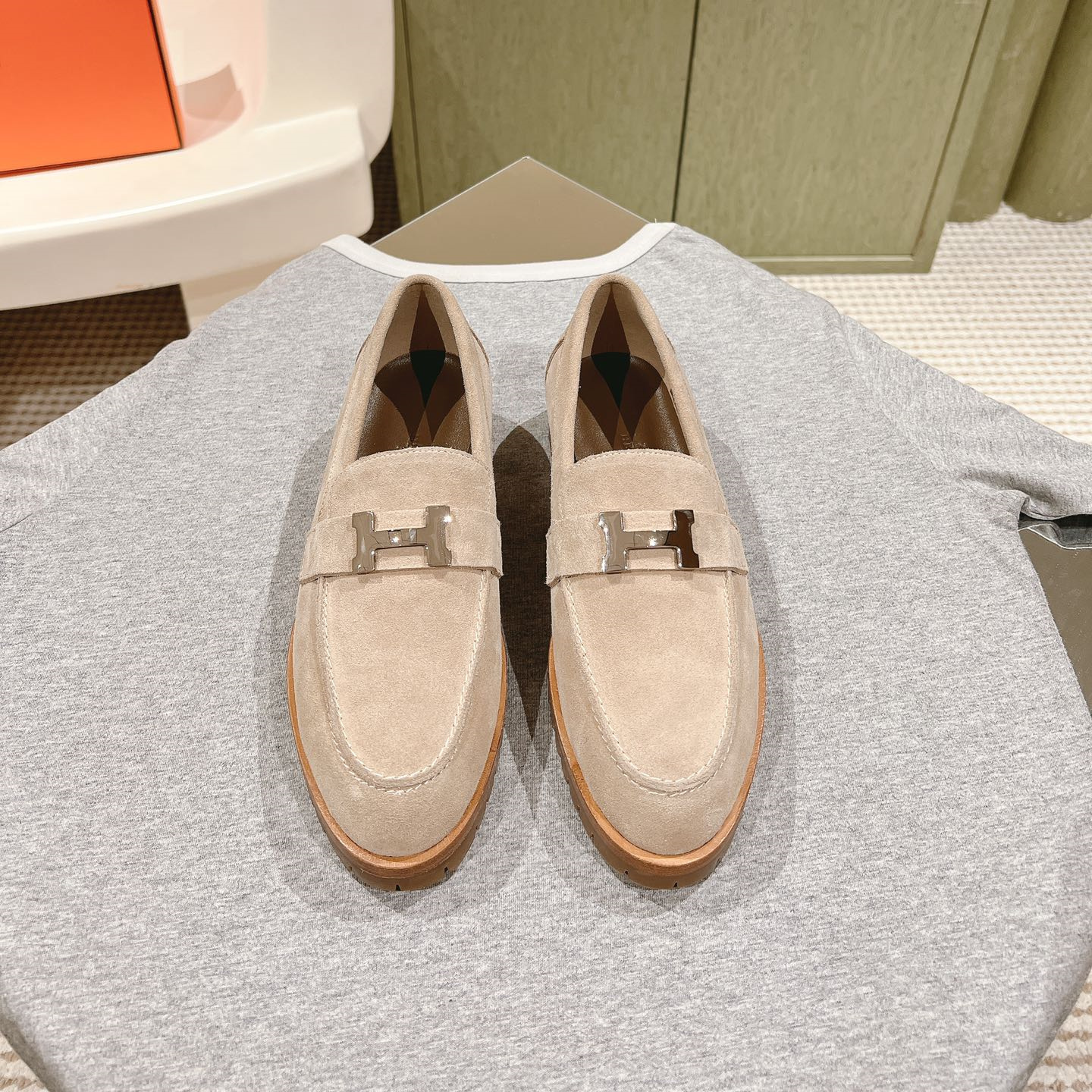 高仿Hermes*H222054ZD1羊京料樂福鞋沙色免檢版