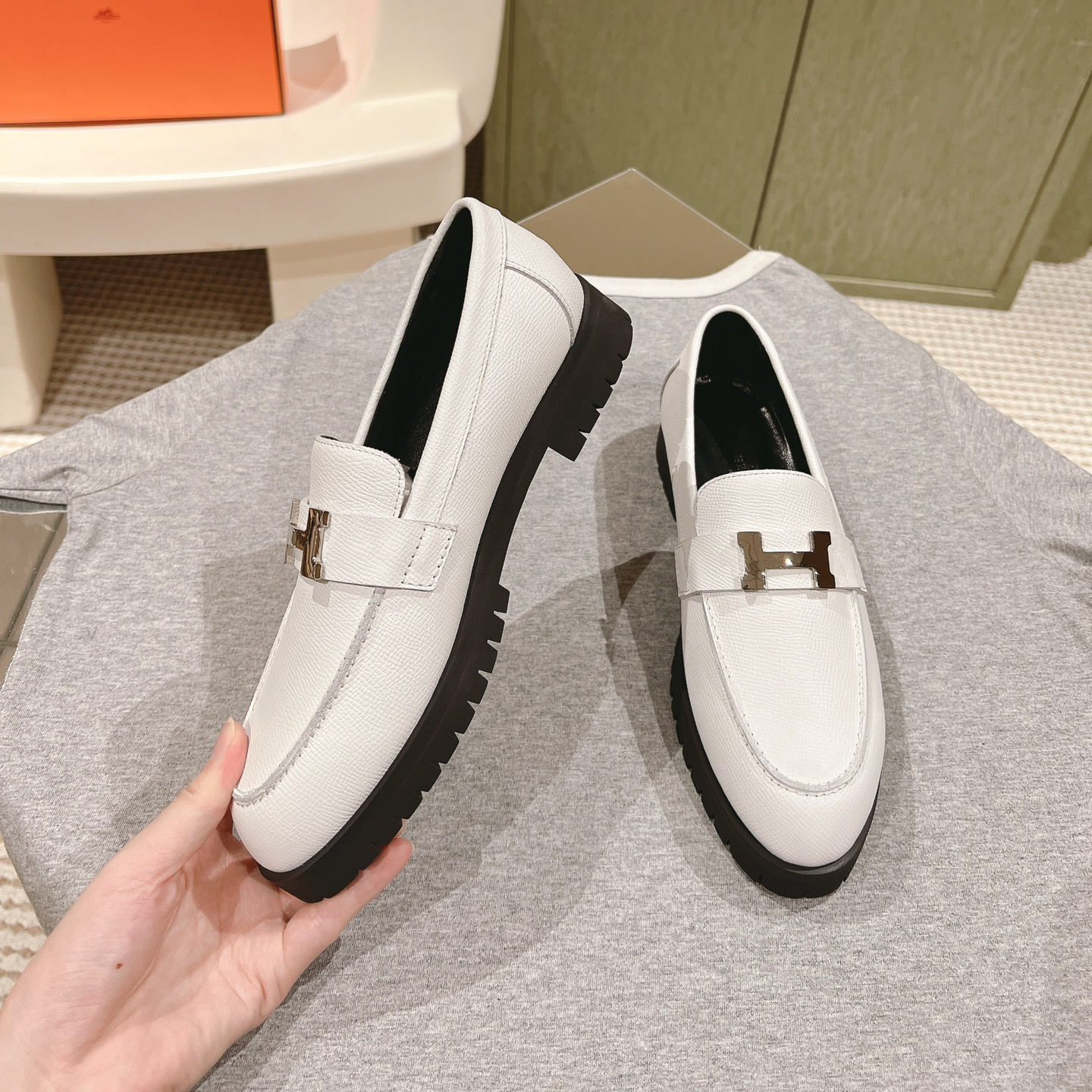 高仿Hermes*H241019Z90小牛皮樂福鞋白色免檢版