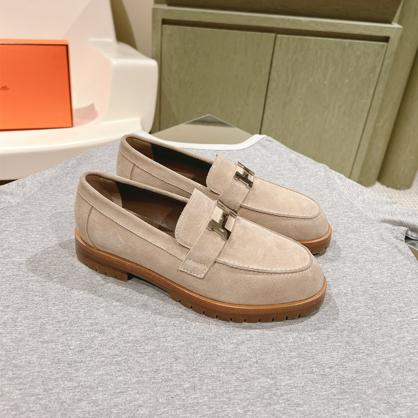 高仿Hermes*H222054ZD1羊京料樂福鞋沙色免檢版