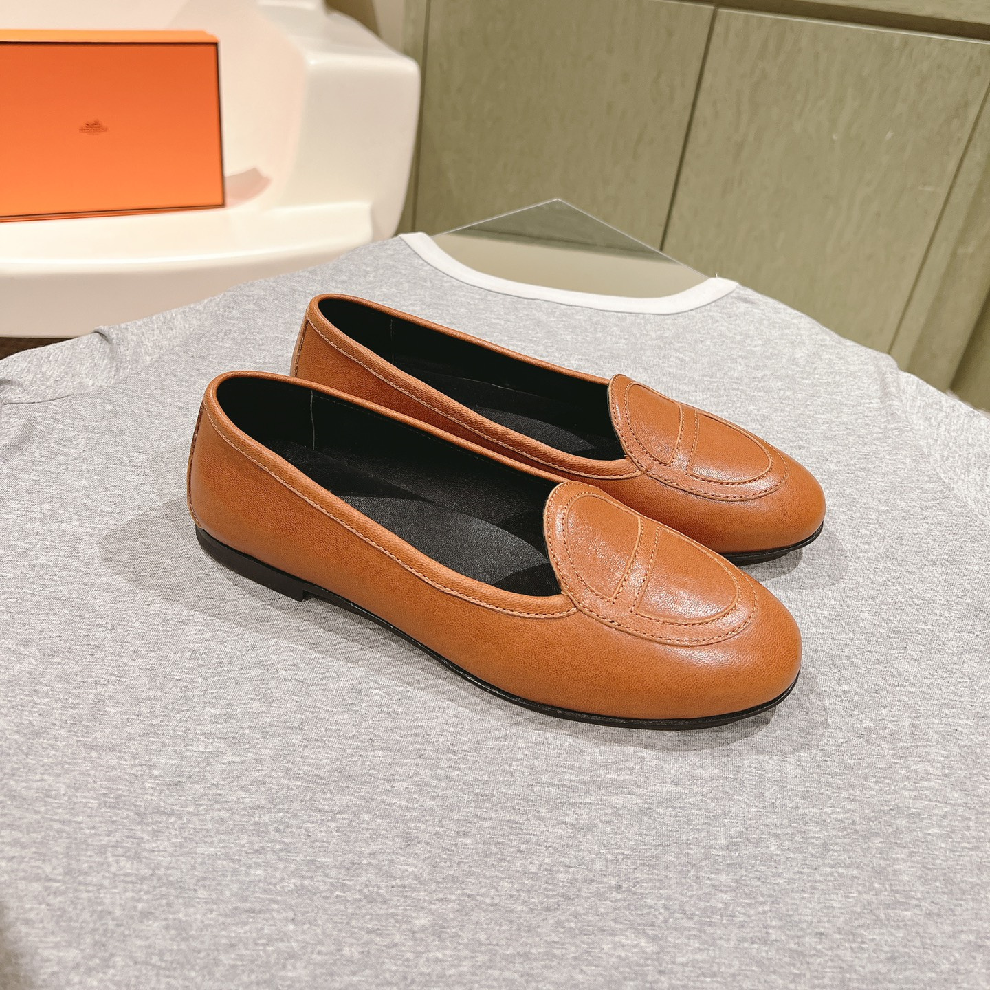 高仿Hermes*H242060Z1W山羊皮套腳單鞋棕色免檢版