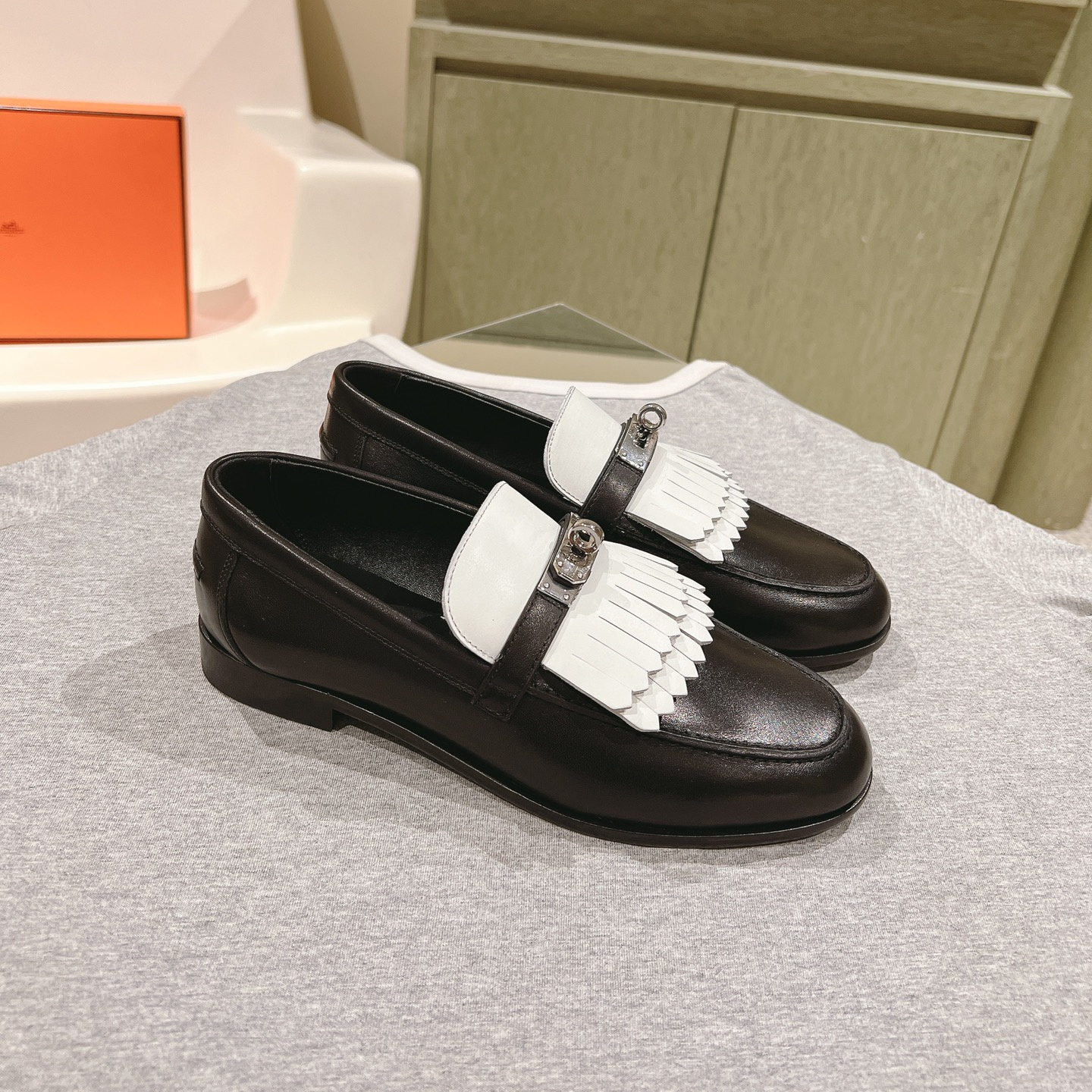 高仿Hermes*H241008Z03小牛皮樂福鞋黑白拼色免檢版