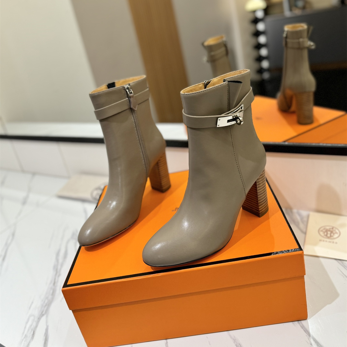 高仿Hermes*H192176ZE5小牛皮高踭短靴沙色8.5CM免檢版