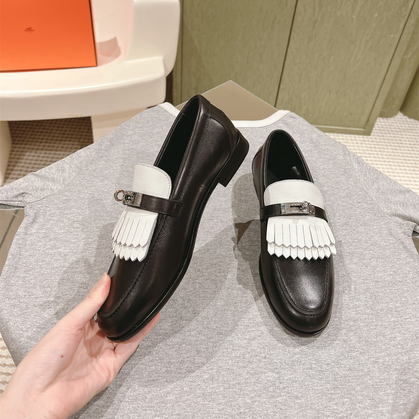 高仿Hermes*H241008Z03小牛皮樂福鞋黑白拼色免檢版