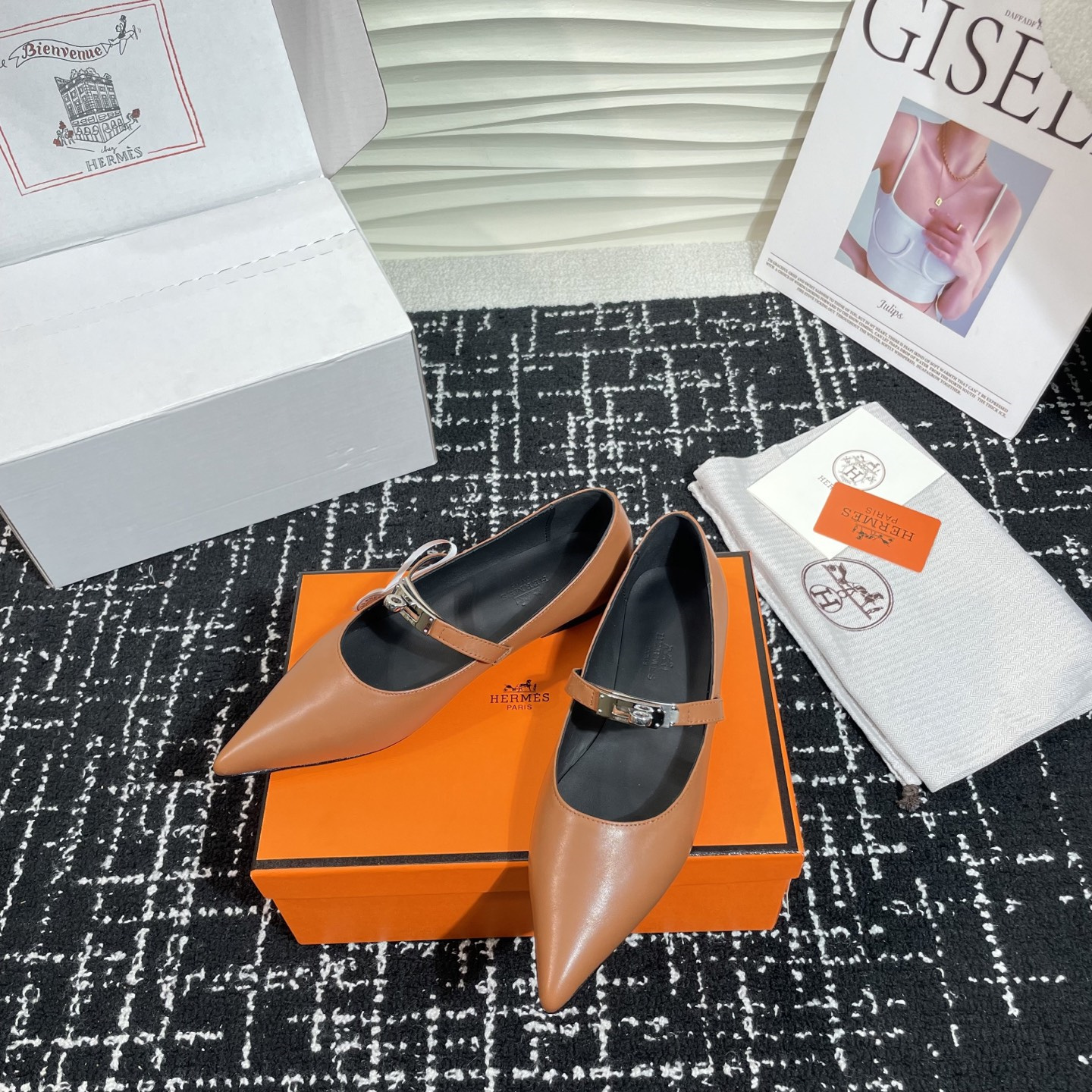 高仿Hermes*Kelly系列H251002Z04小牛皮休閒單鞋棕色免檢版