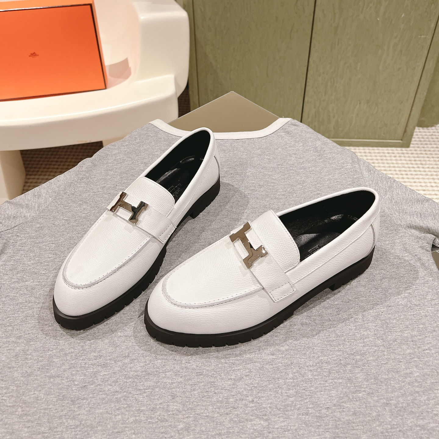 高仿Hermes*H241019Z90小牛皮樂福鞋白色免檢版